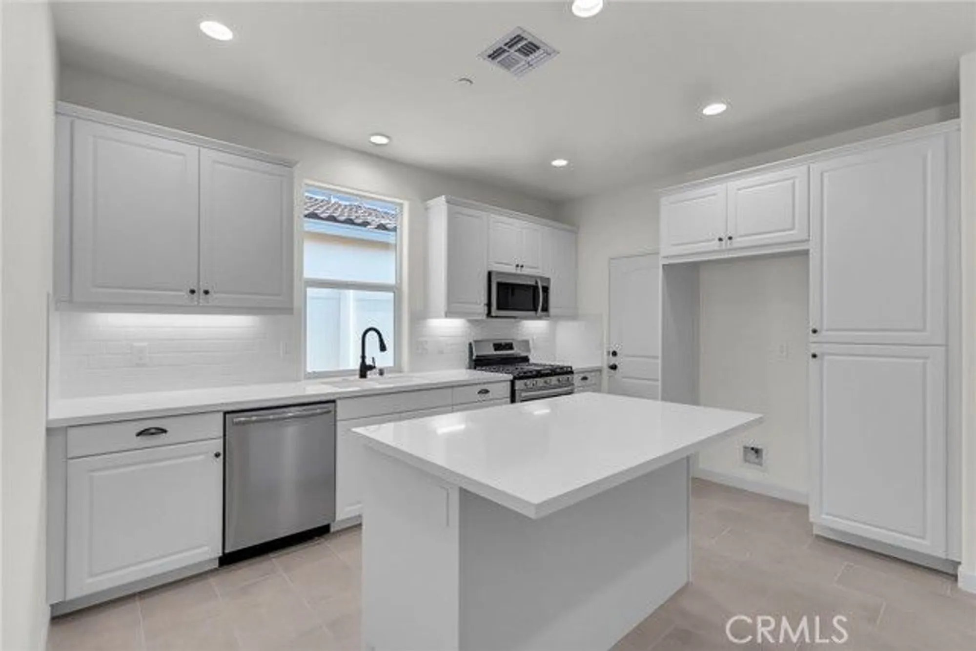 Property Slideshow image 5 of 38 | 7432 desert sky dr, Yucca Valley, CA, 92284