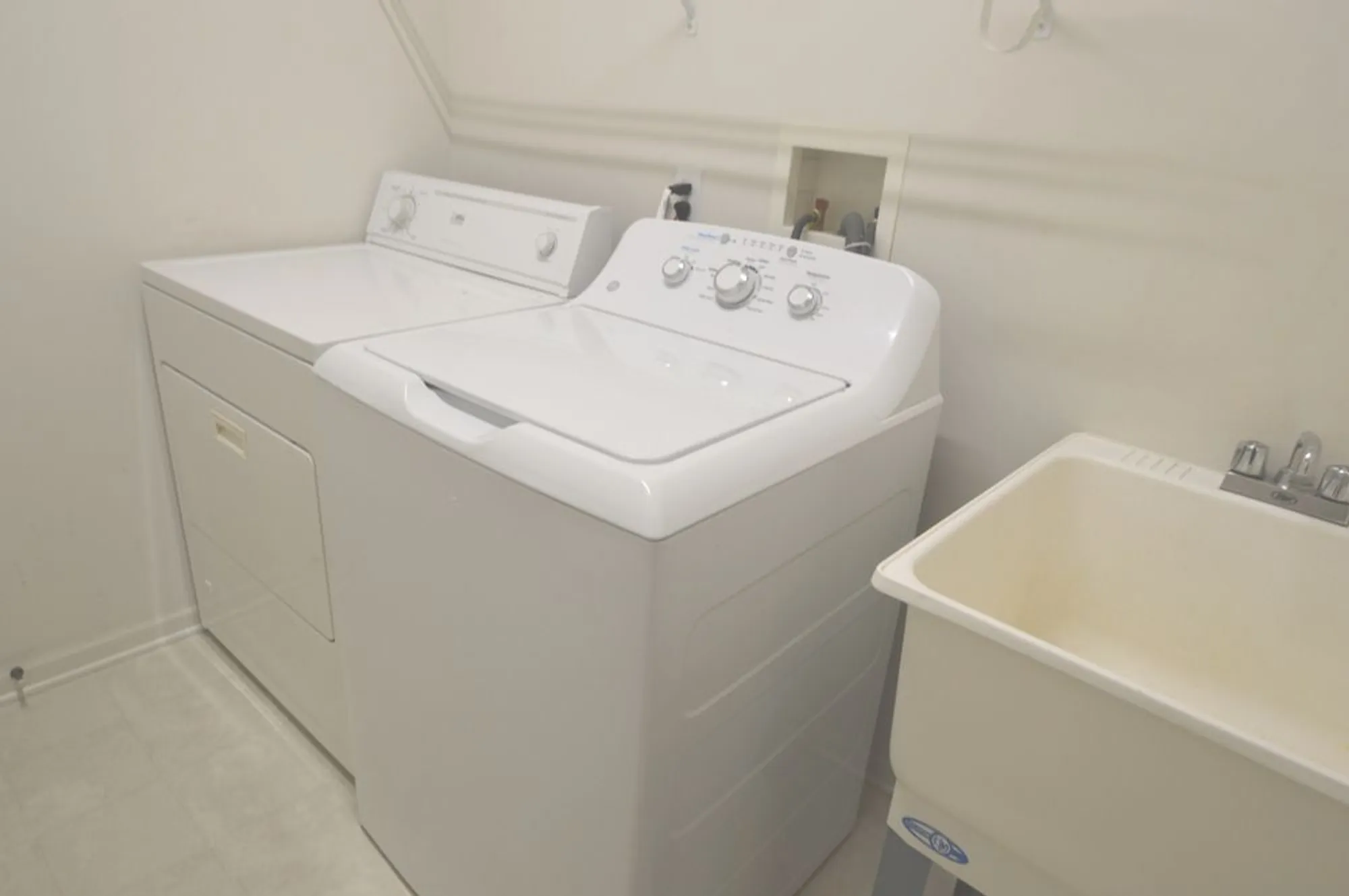 Property Slideshow image 19 of 27 | 733 s mecosta ln, Romeoville, IL, 60446