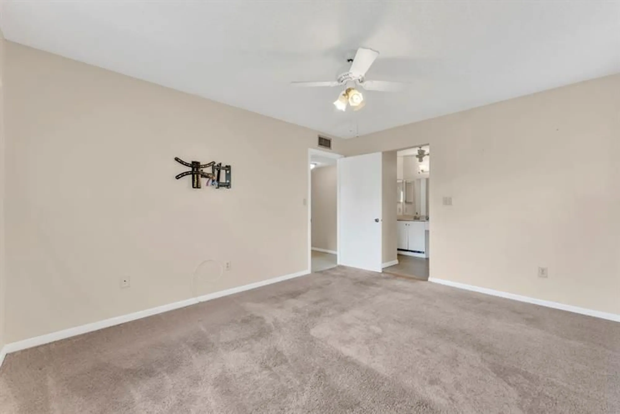 Property Slideshow image 14 of 29 | 9947 n belfort cir # 114, Tamarac, FL, 33321