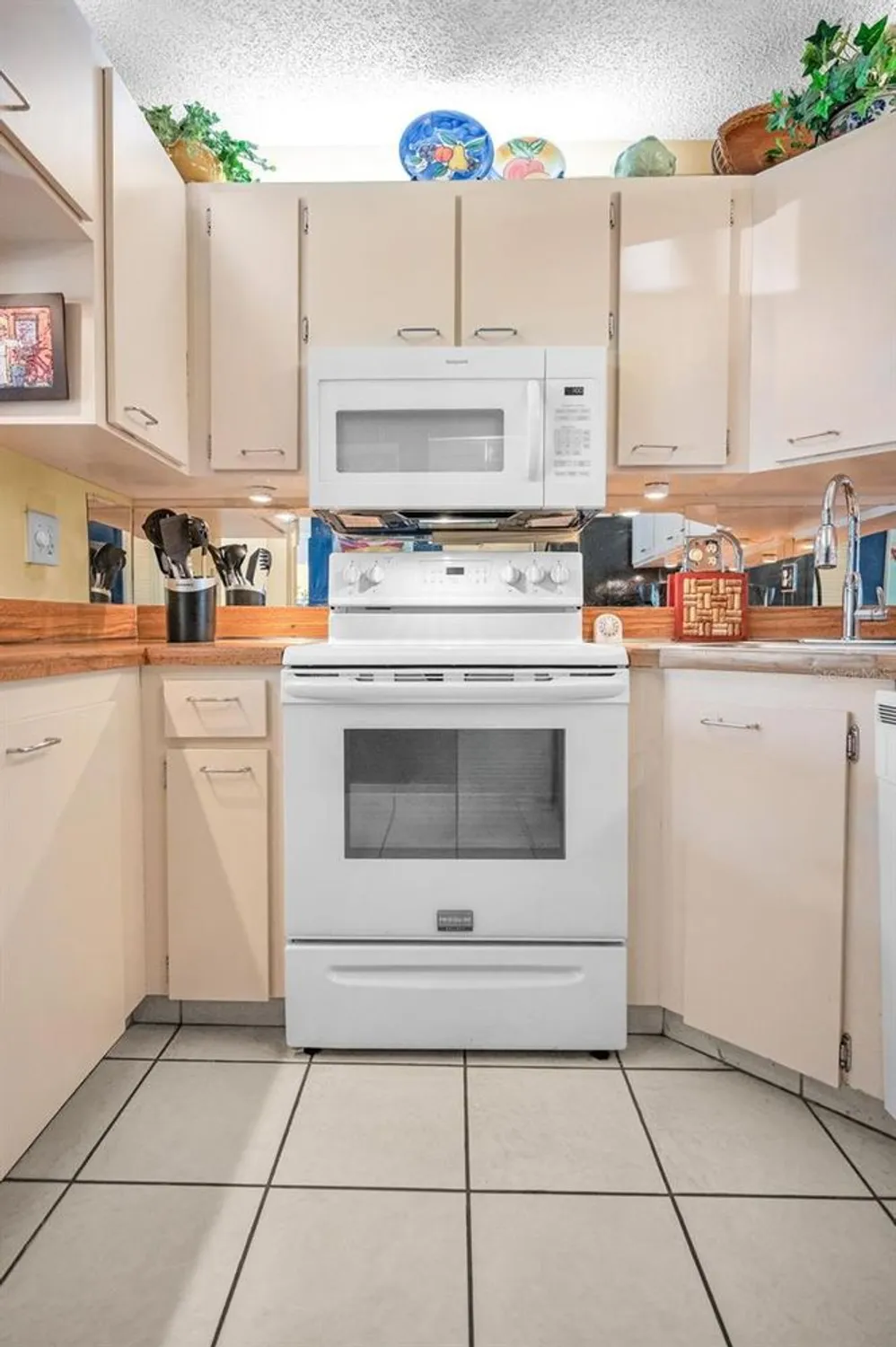 Property Slideshow image 19 of 63 | 2642 pine ridge way d2, Palm Harbor, FL, 34684