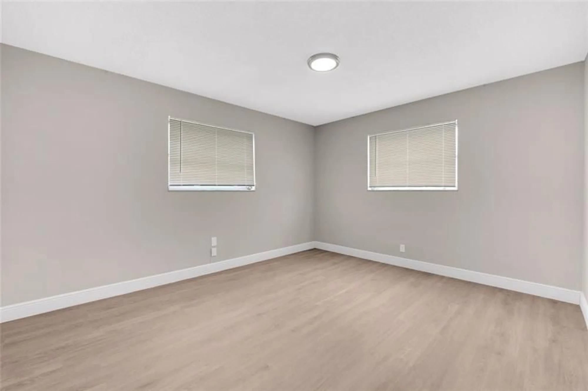 Property Slideshow image 8 of 14 | 3240 sheridan ln 117, Hollywood, FL, 33021