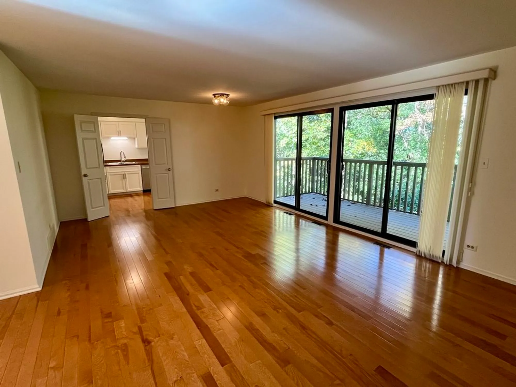 Property Slideshow image 3 of 43 | 315 bluff ct c, Lake Barrington, IL, 60010