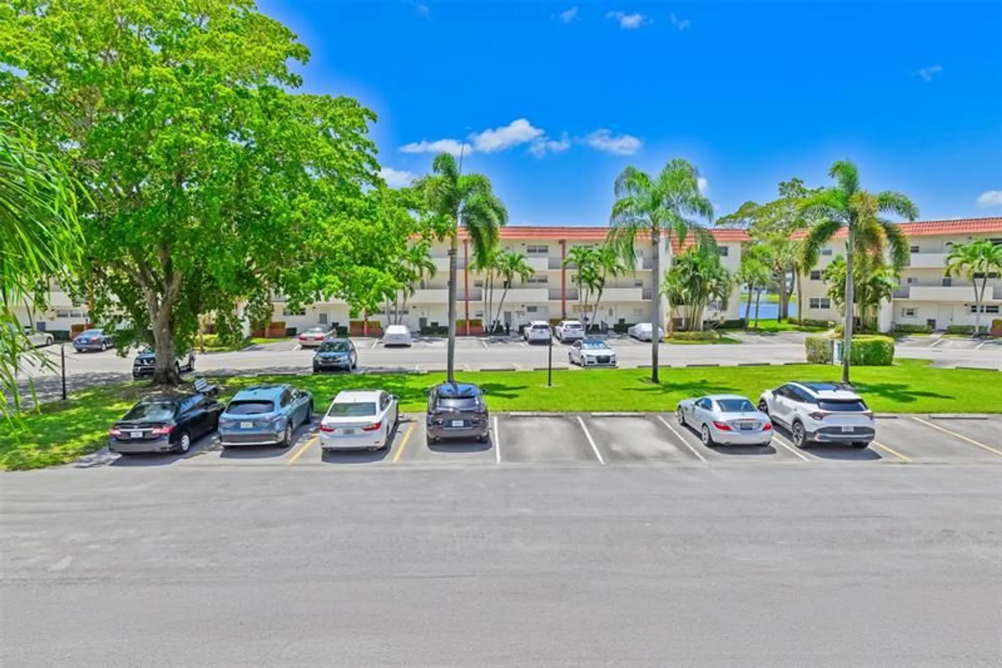 Property Slideshow image 32 of 51 | 9511 n hollybrook lake dr 207, Pembroke Pines, FL, 33025