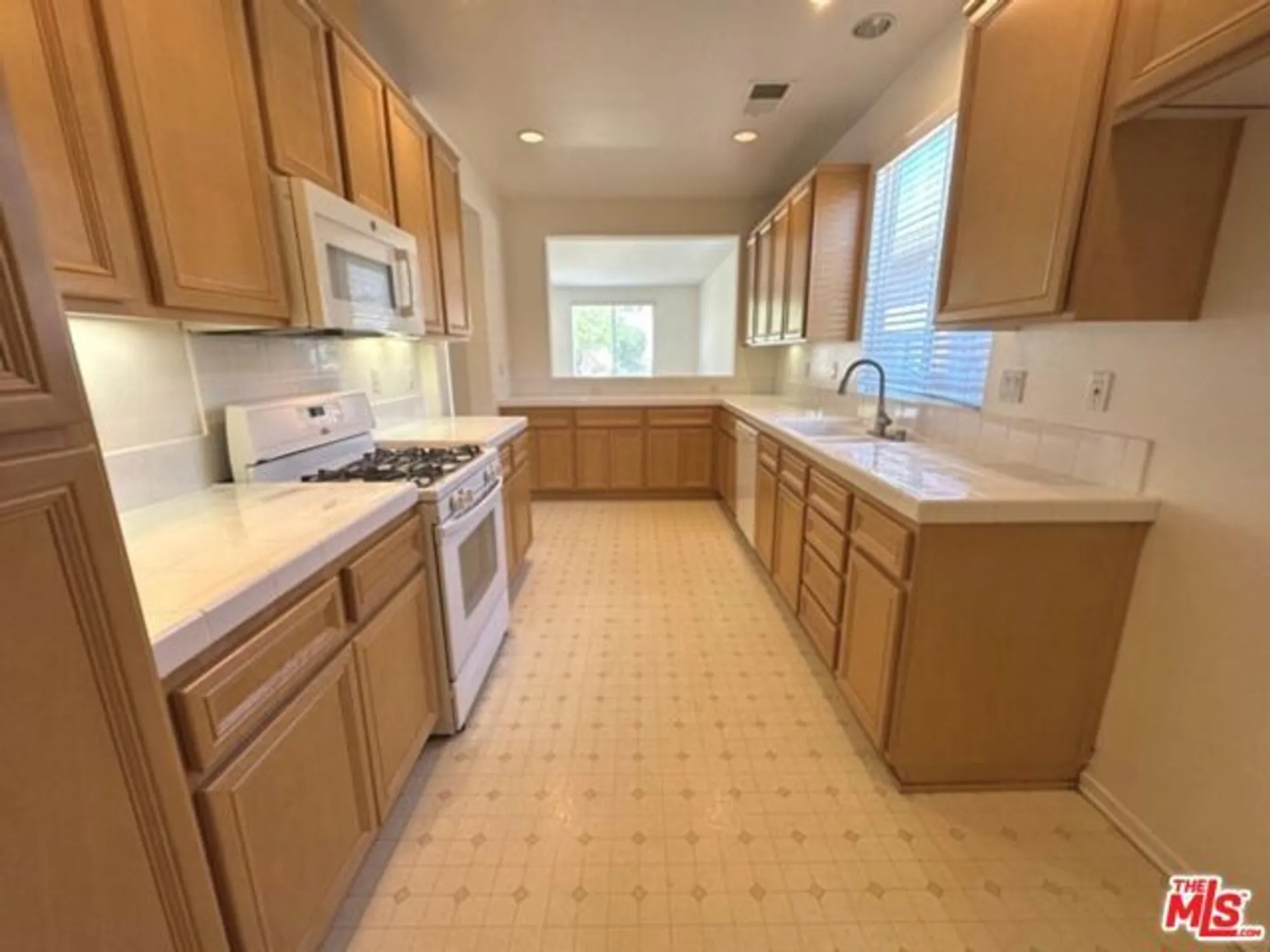 Property Slideshow image 7 of 34 | 193 kettle crk, Beaumont, CA, 92223