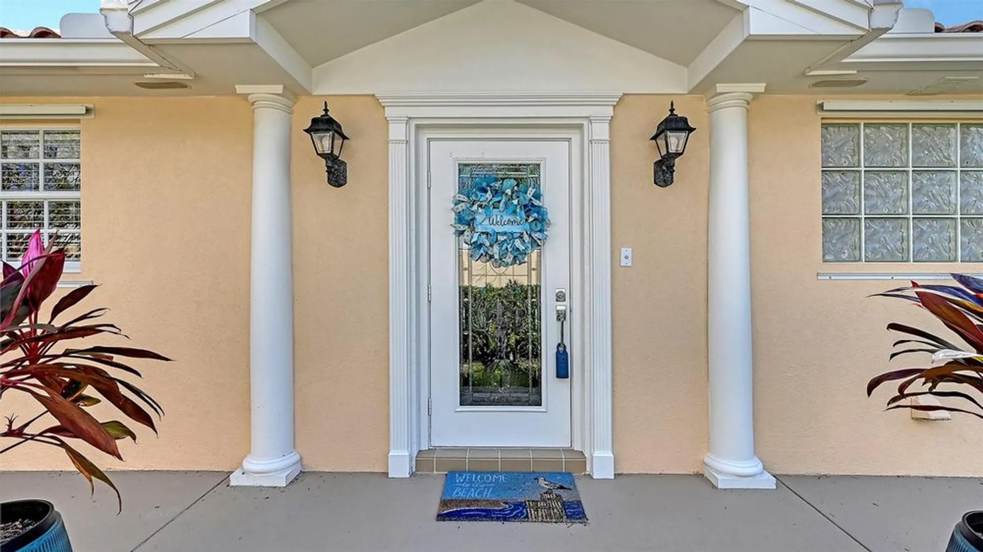 Property Slideshow image 4 of 87 | 5770 ivrea dr, Sarasota, FL, 34238