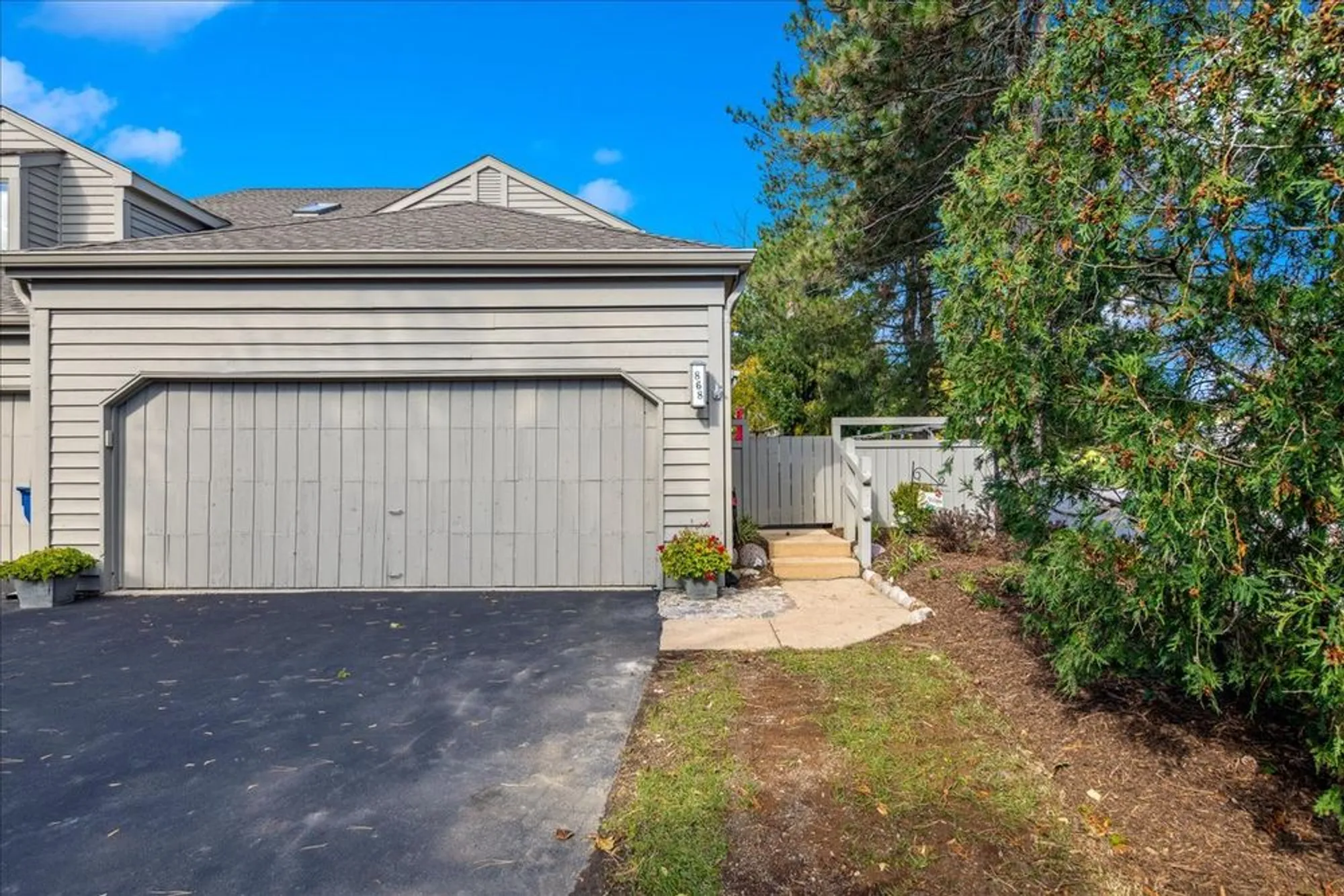 Property Slideshow image 4 of 55 | 868 longmeadow ct, Lake Barrington, IL, 60010