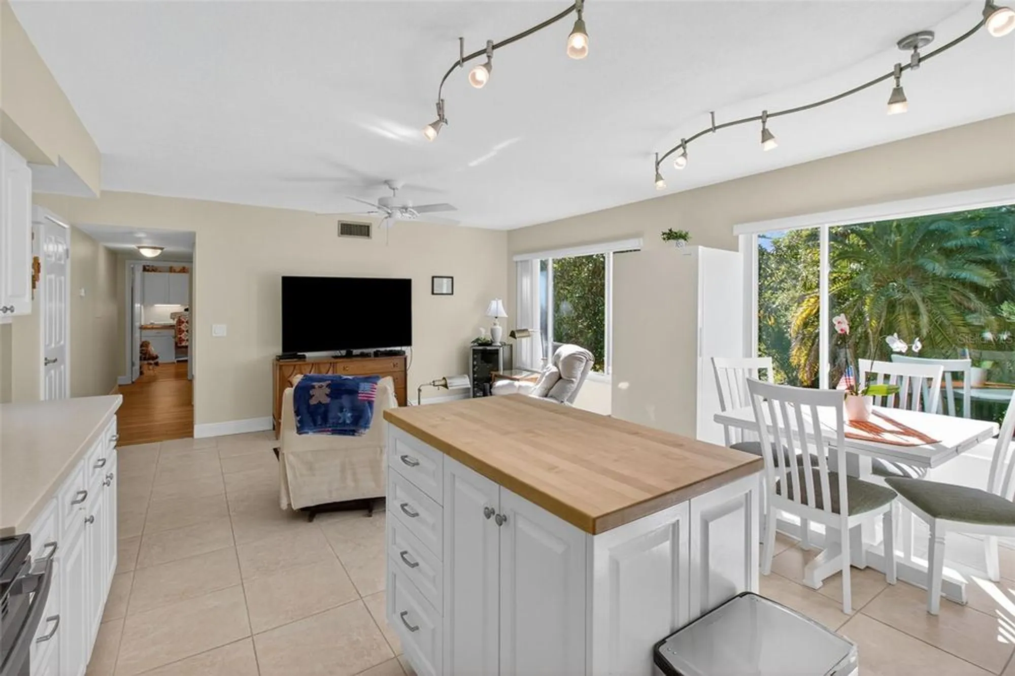 Property Slideshow image 14 of 59 | 2170 americus blvd 47, Clearwater, FL, 33763