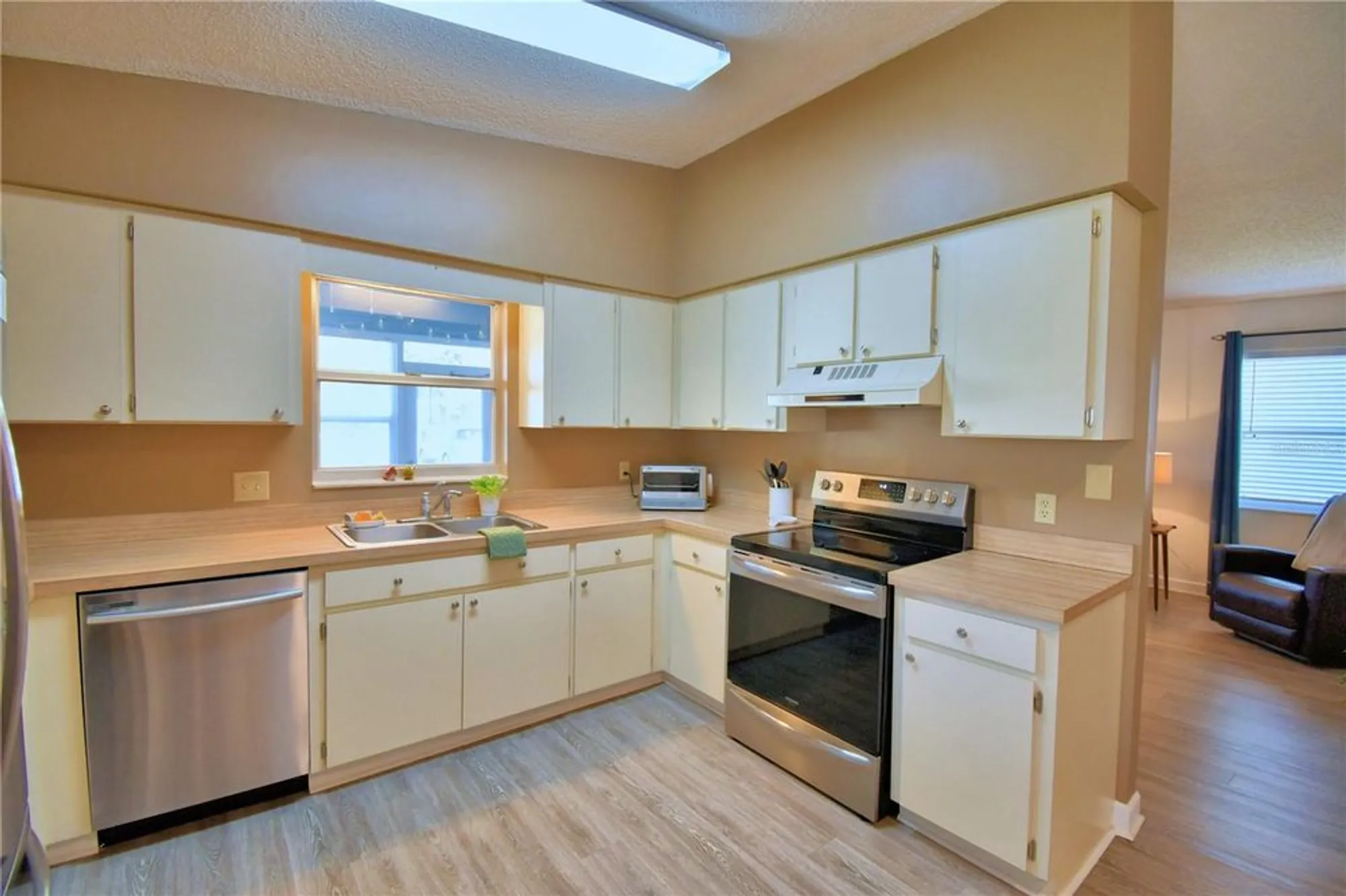 Property Slideshow image 19 of 60 | 4823 colonnades cir, Lakeland, FL, 33811