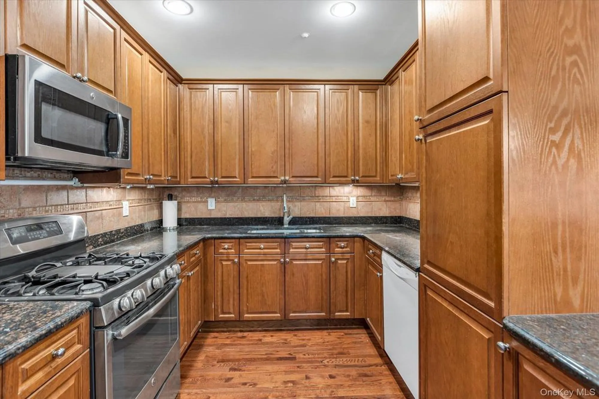 Property Slideshow image 6 of 24 | 119 autumn dr, Plainview, NY, 11803