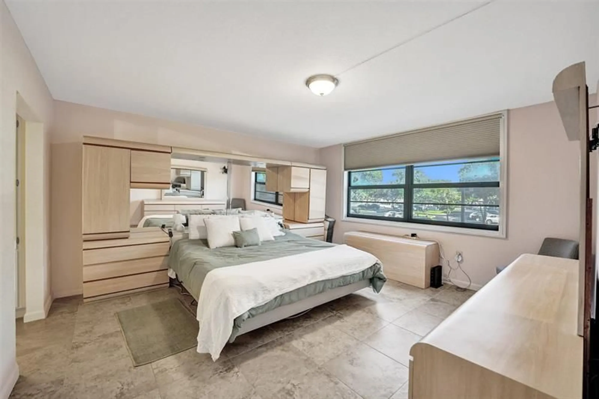 Property Slideshow image 10 of 29 | 900 colony point cir apt 221, Pembroke Pines, FL, 33026