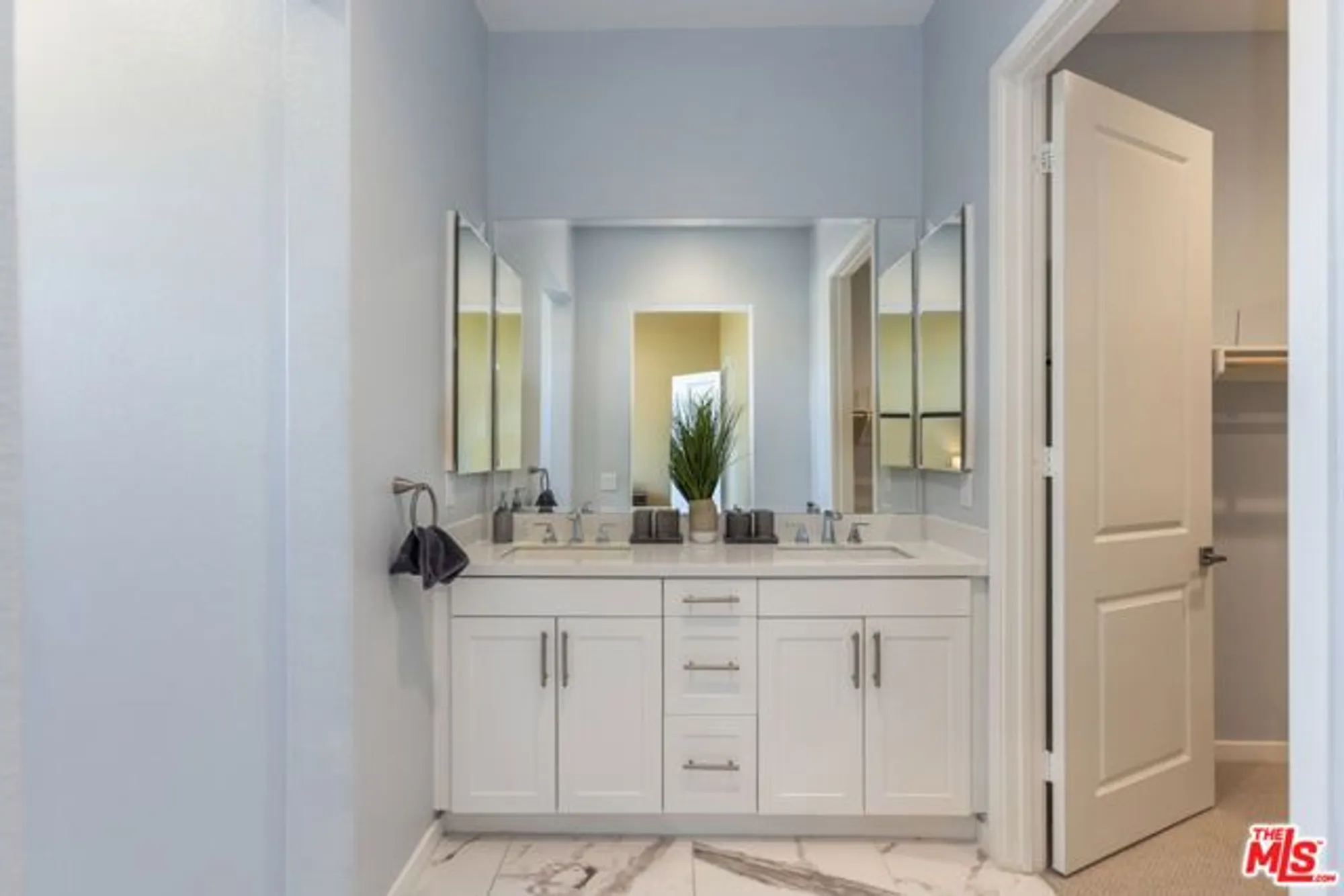 Property Slideshow image 21 of 33 | 25105 citron ln, Canyon Country, CA, 91387