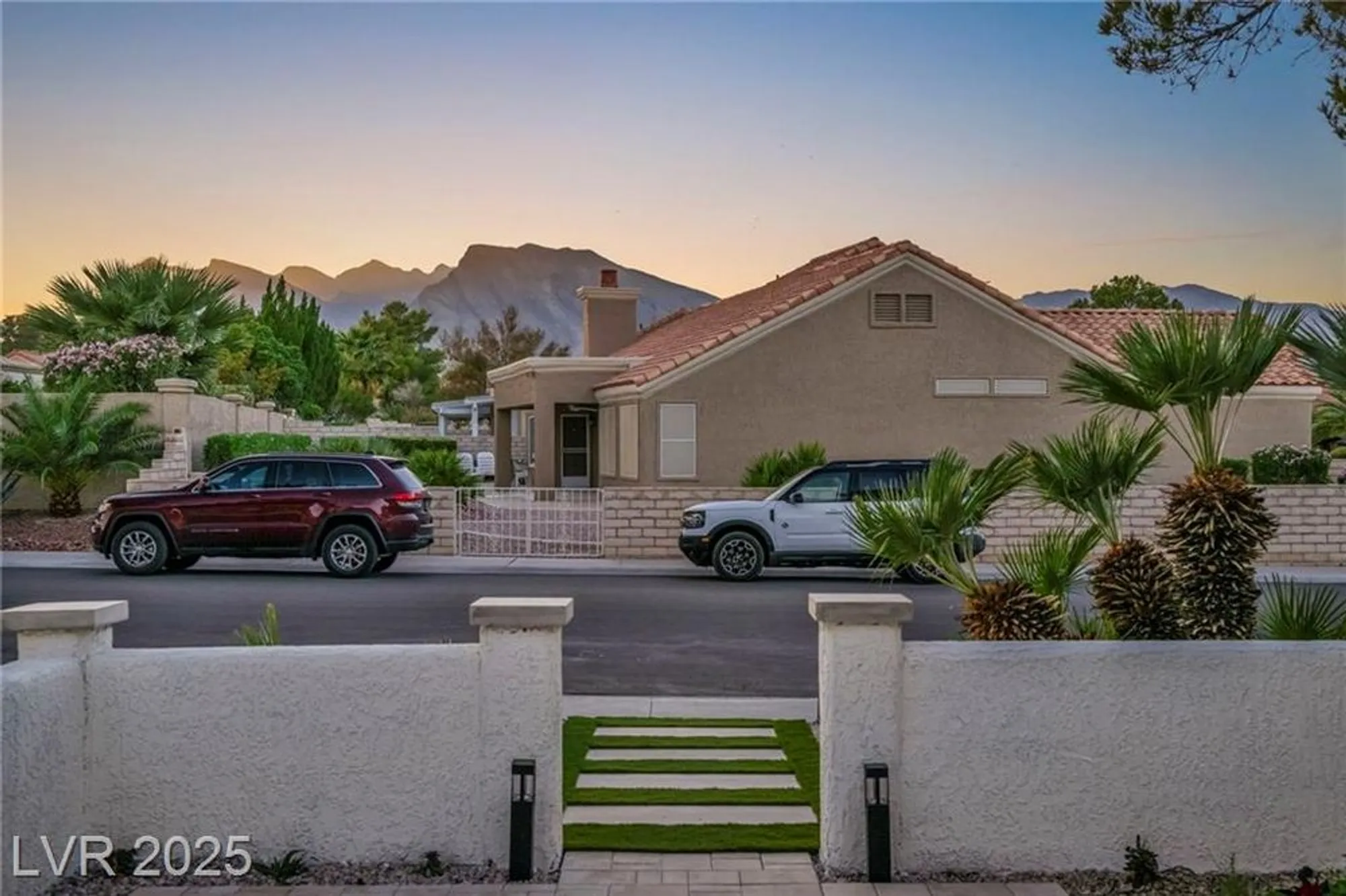 Property Slideshow image 42 of 70 | 2920 crown ridge dr, Las Vegas, NV, 89134