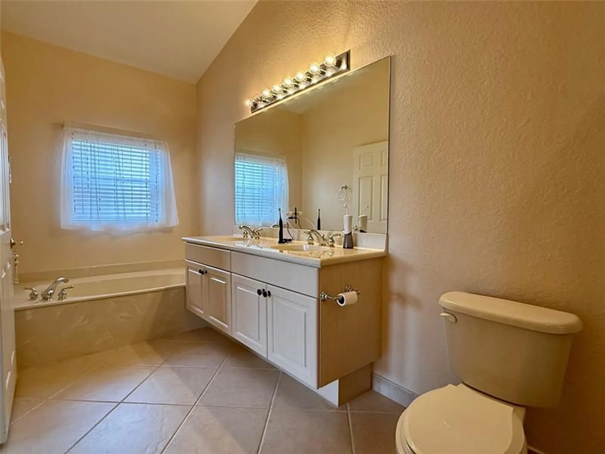 Property Slideshow image 18 of 47 | 344 nw breezy point loop, Port St Lucie, FL, 34986