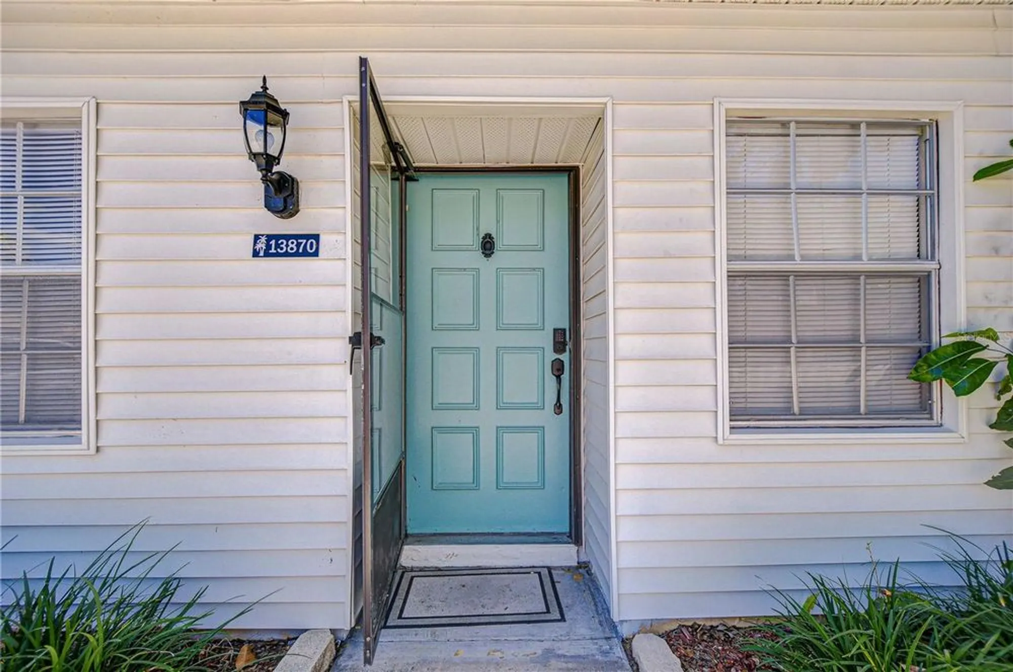 Property Slideshow image 2 of 35 | 13870 oakwood ln # 13870, Seminole, FL, 33776
