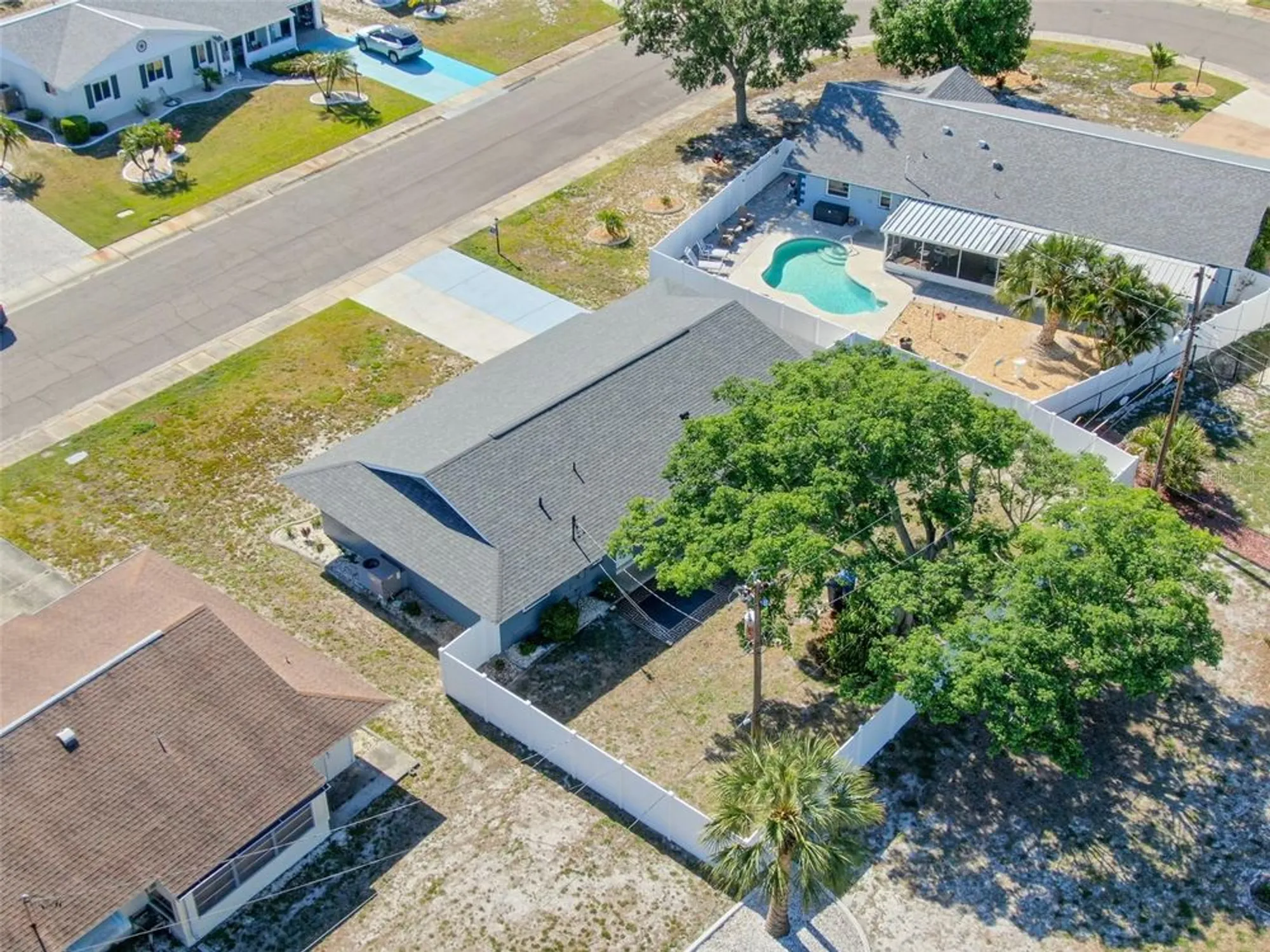 Property Slideshow image 20 of 24 | 906 hacienda dr, Sun City Center, FL, 33573