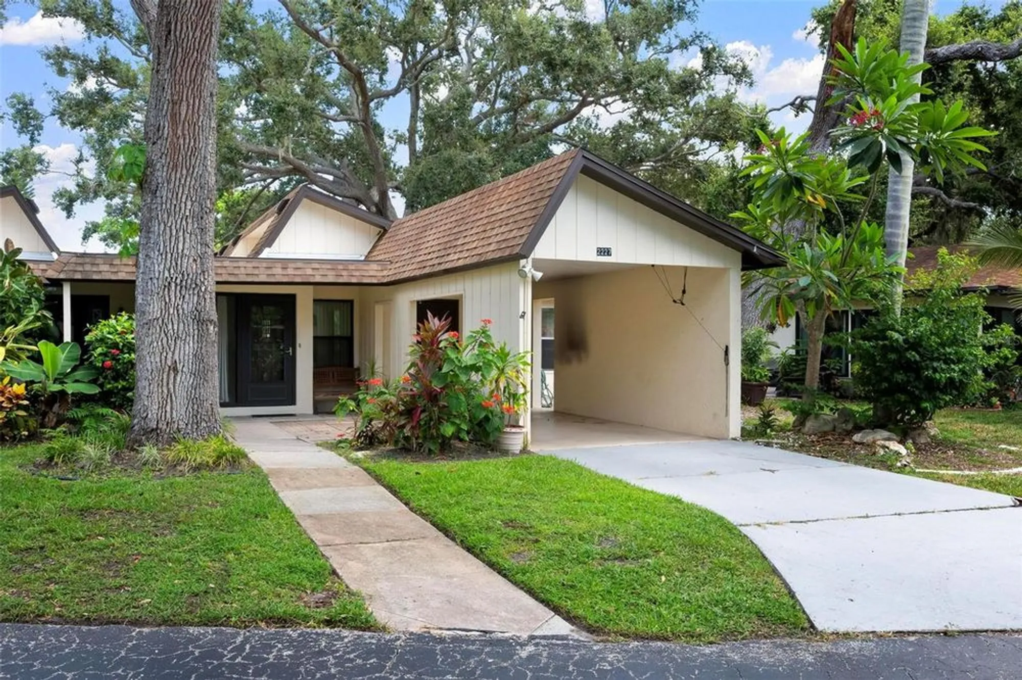 Property Slideshow image 3 of 25 | 2227 circlewood dr # 52, Sarasota, FL, 34231