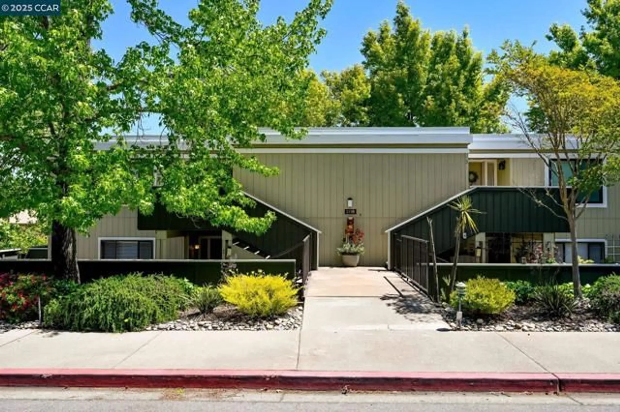 Property Slideshow image 2 of 29 | 1116 running springs rd 2, Walnut Creek, CA, 94595