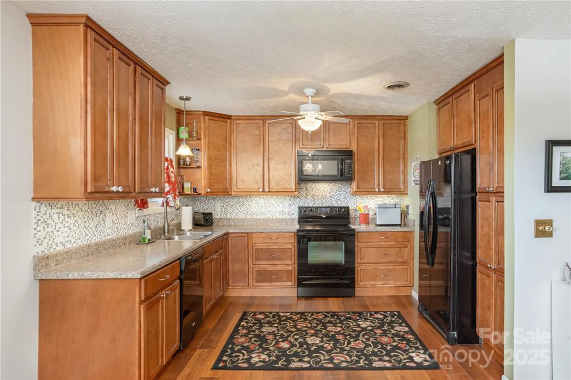 Property Slideshow image 8 of 25 | 103 oakwood pl apt 4, Hendersonville, NC, 28792