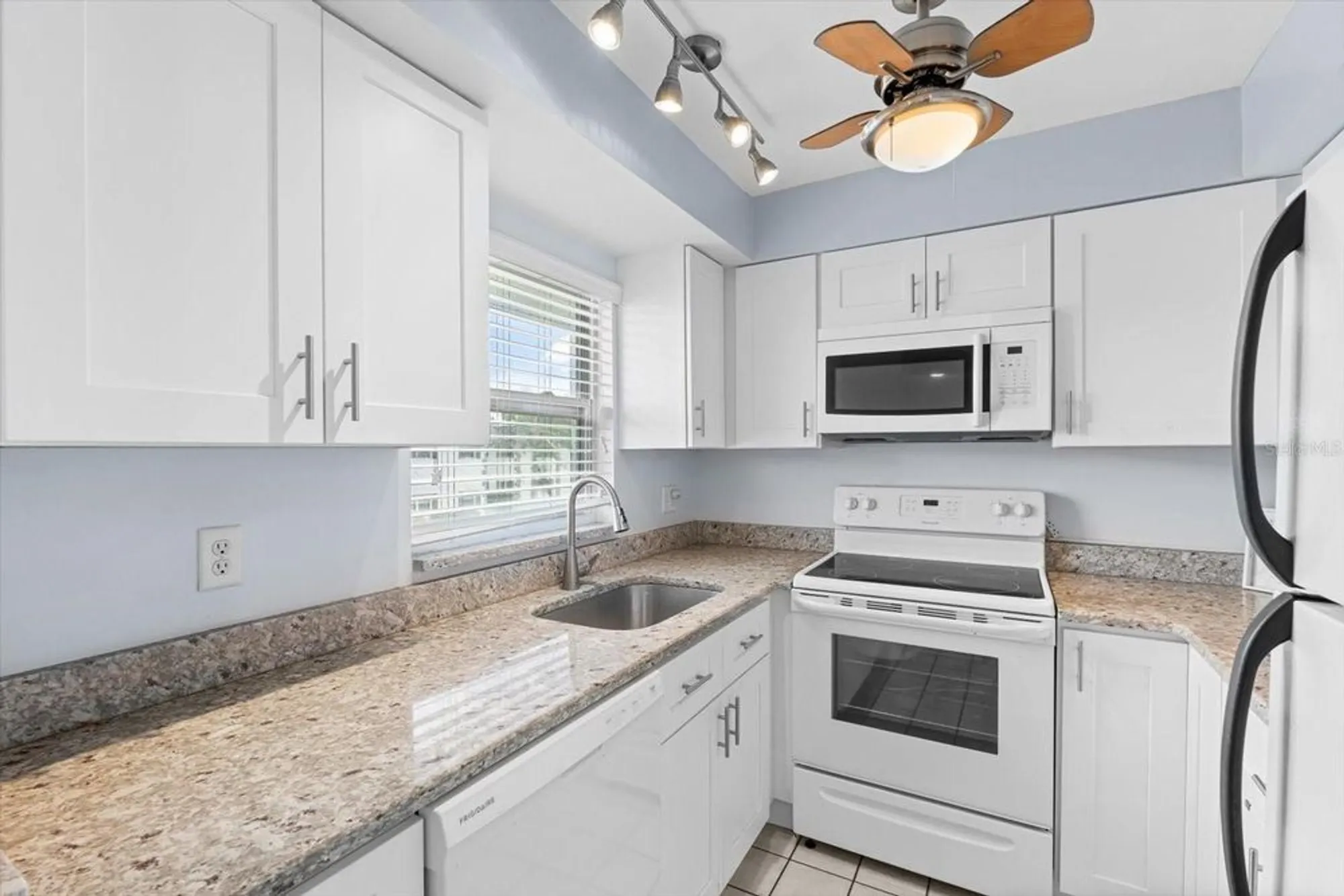 Property Slideshow image 8 of 27 | 304 47th avenue dr 307, Bradenton, FL, 34207