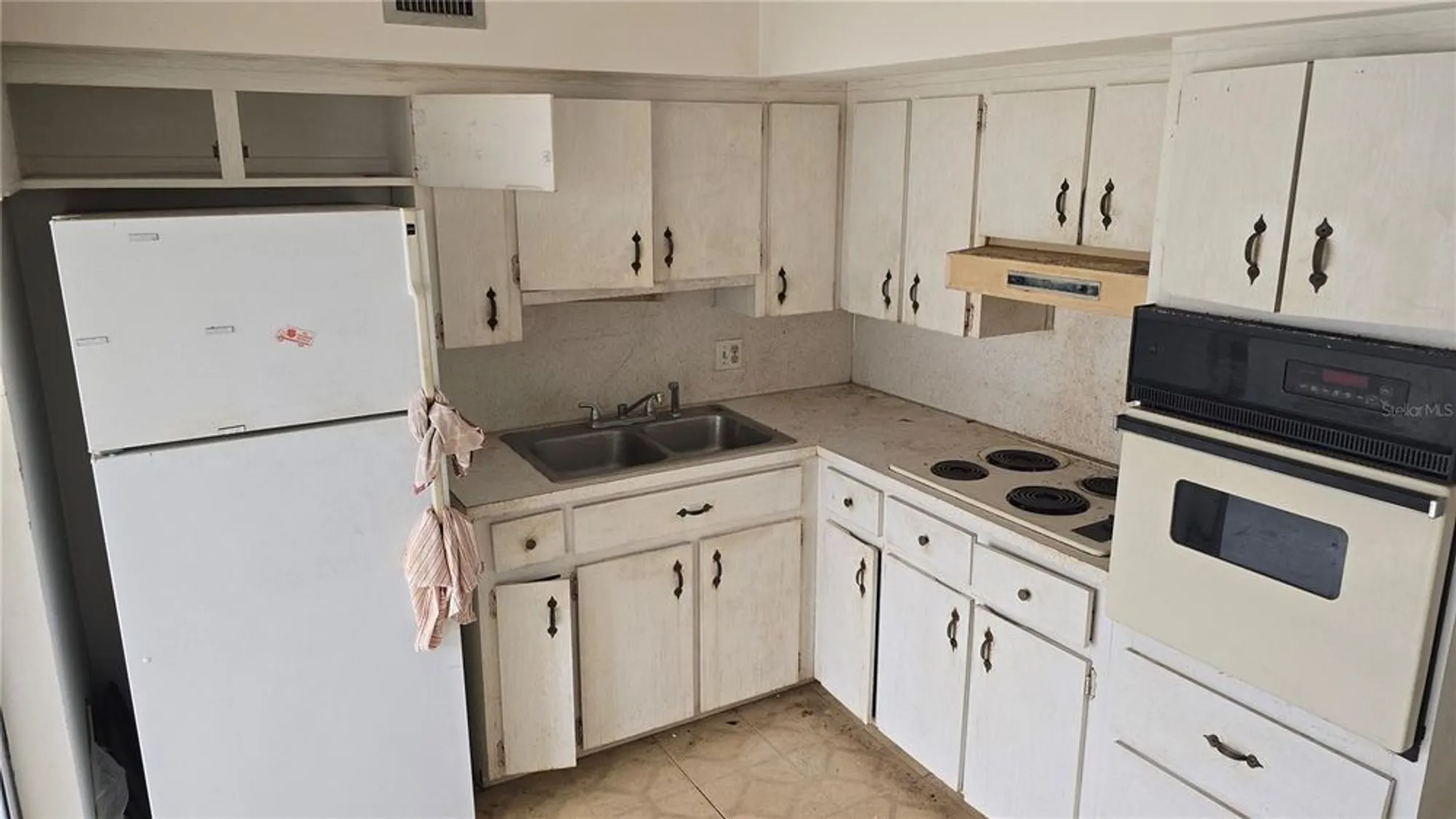 Property Slideshow image 8 of 25 | 2461 canadian way 33, Clearwater, FL, 33763