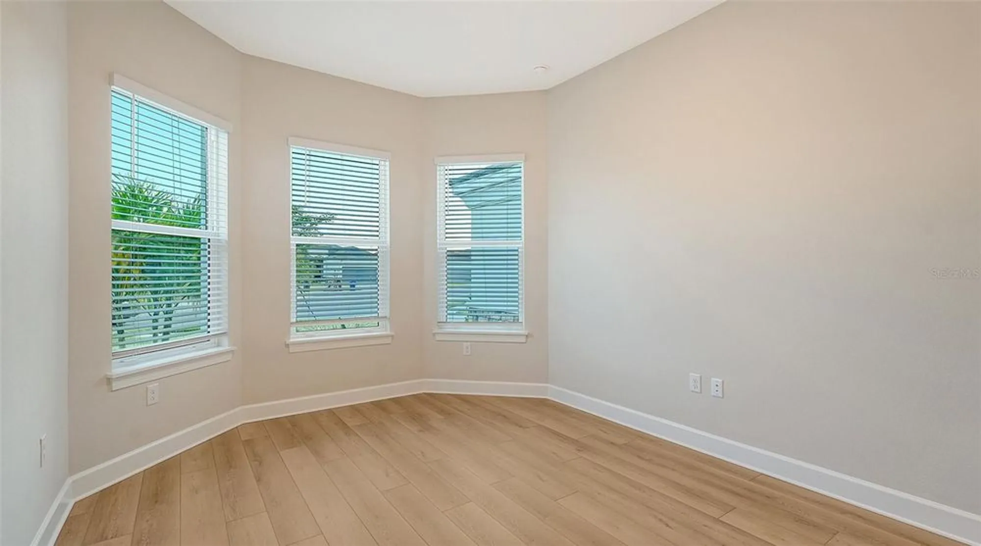 Property Slideshow image 44 of 90 | 16423 isola pl, Lakewood Ranch, FL, 34211