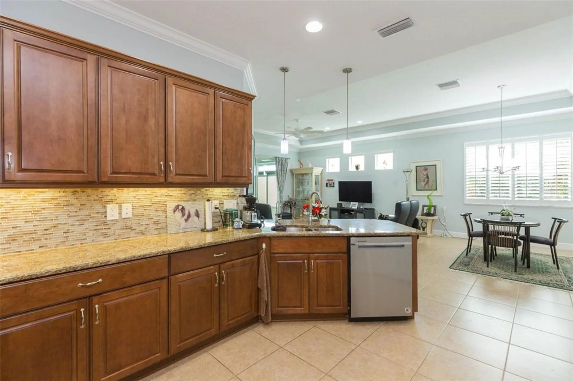 Property Slideshow image 10 of 57 | 712 chipper dr, Sun City Center, FL, 33573