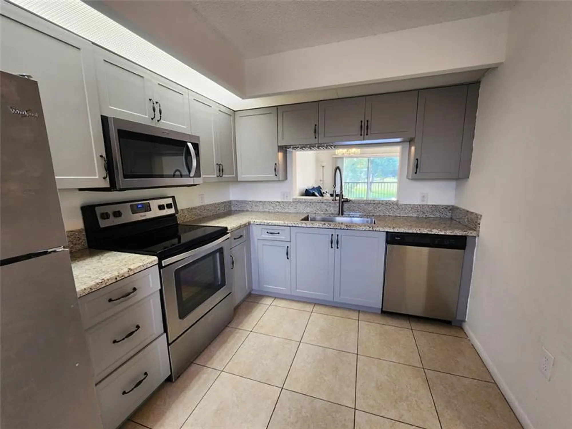 Property Slideshow image 12 of 19 | 1650 sw 124th ter 209d, Pembroke Pines, FL, 33027