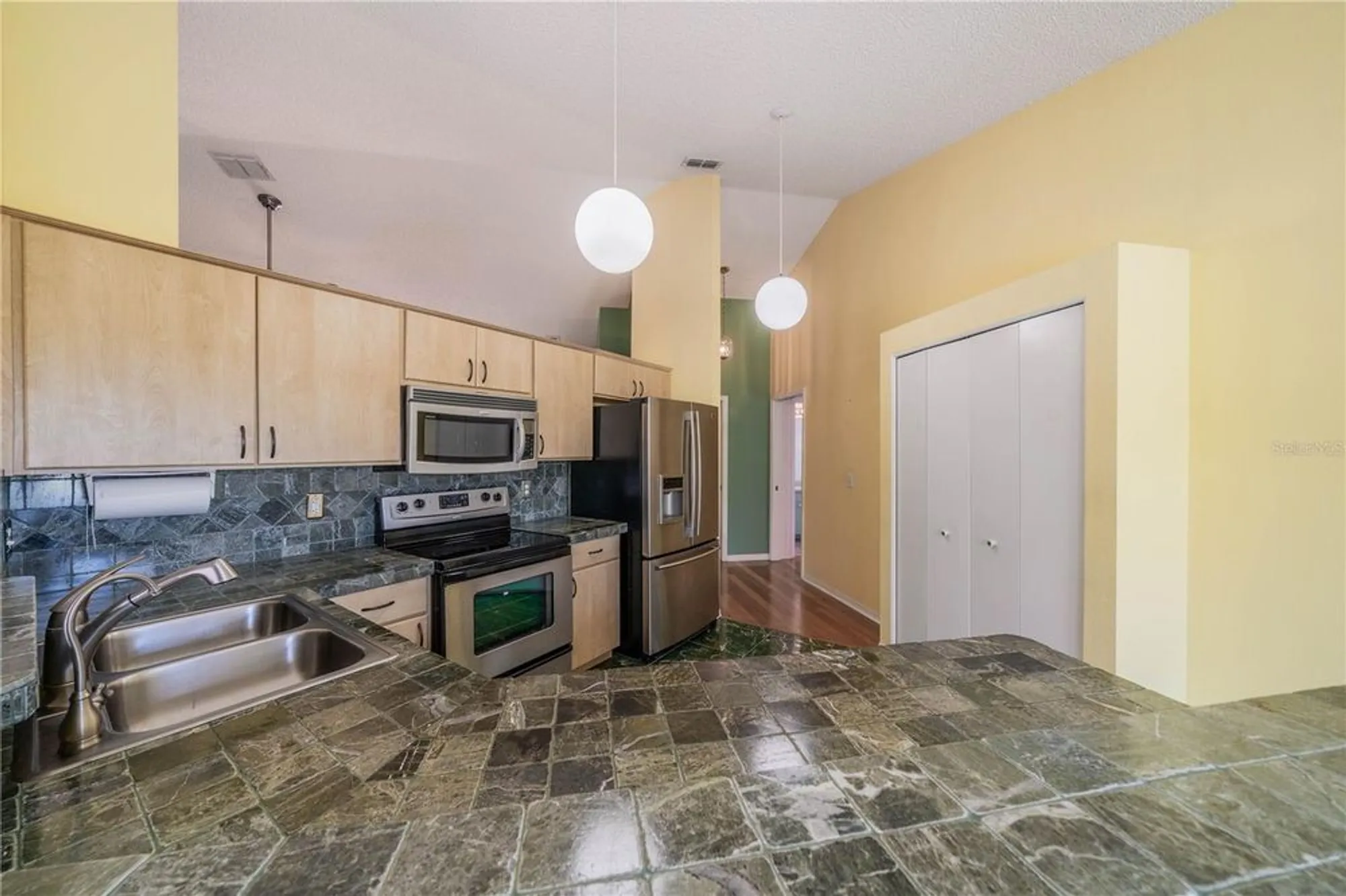 Property Slideshow image 11 of 47 | 301 caloosa palms ct, Sun City Center, FL, 33573
