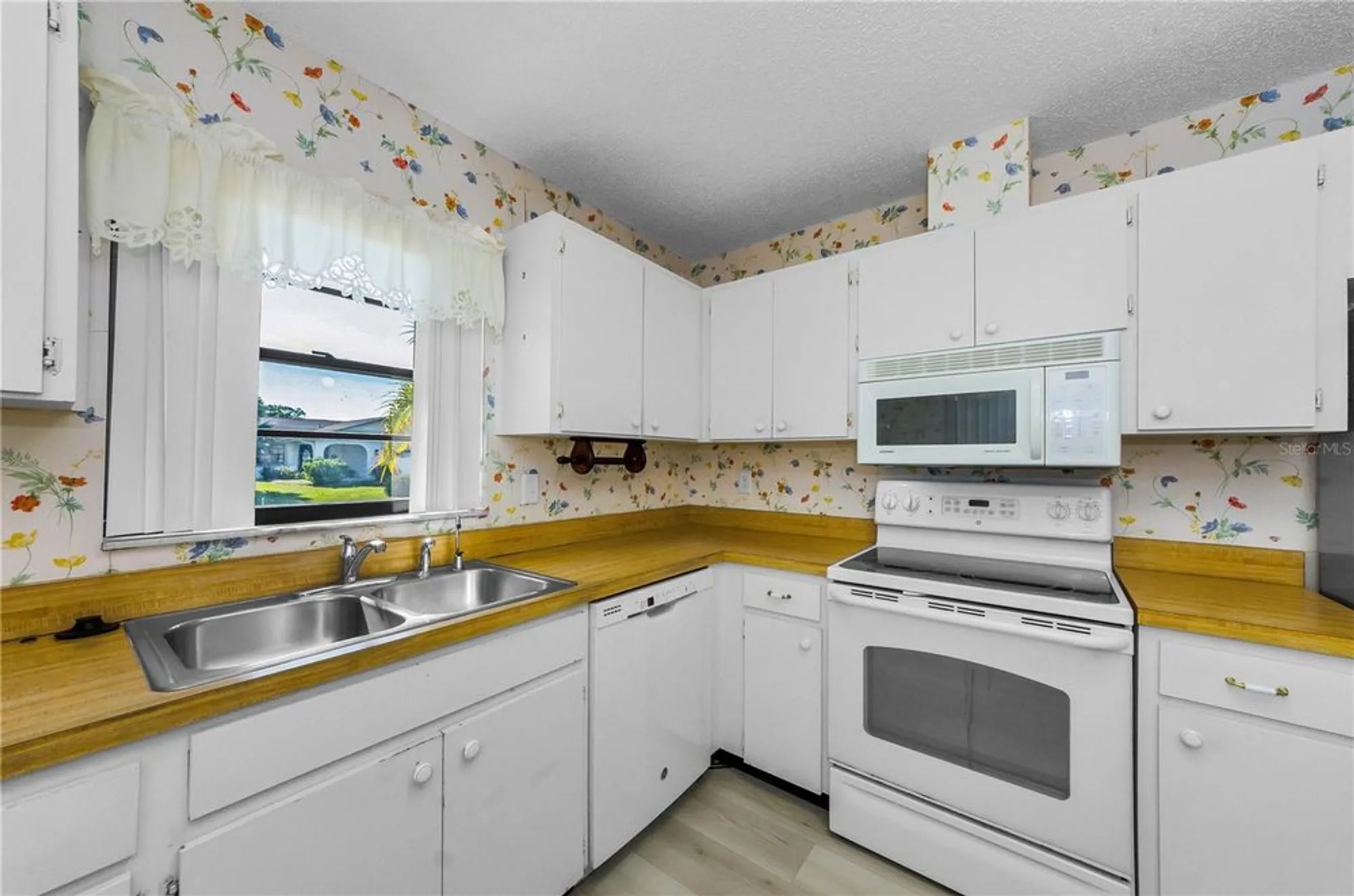 Property Slideshow image 8 of 65 | 675 fort duquesna dr, Sun City Center, FL, 33573