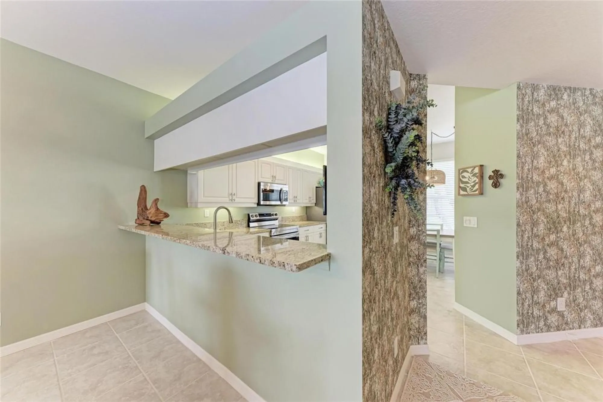 Property Slideshow image 9 of 43 | 119 woodbridge dr 103, Venice, FL, 34293