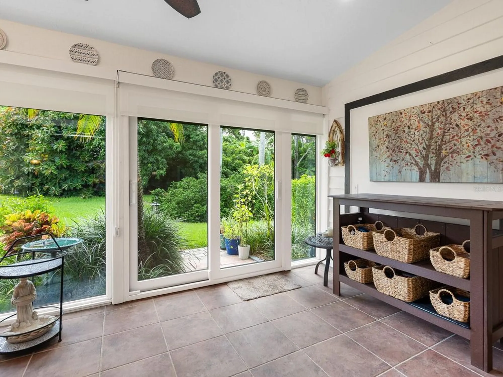 Property Slideshow image 11 of 44 | 4004 wilshire cir 89, Sarasota, FL, 34238