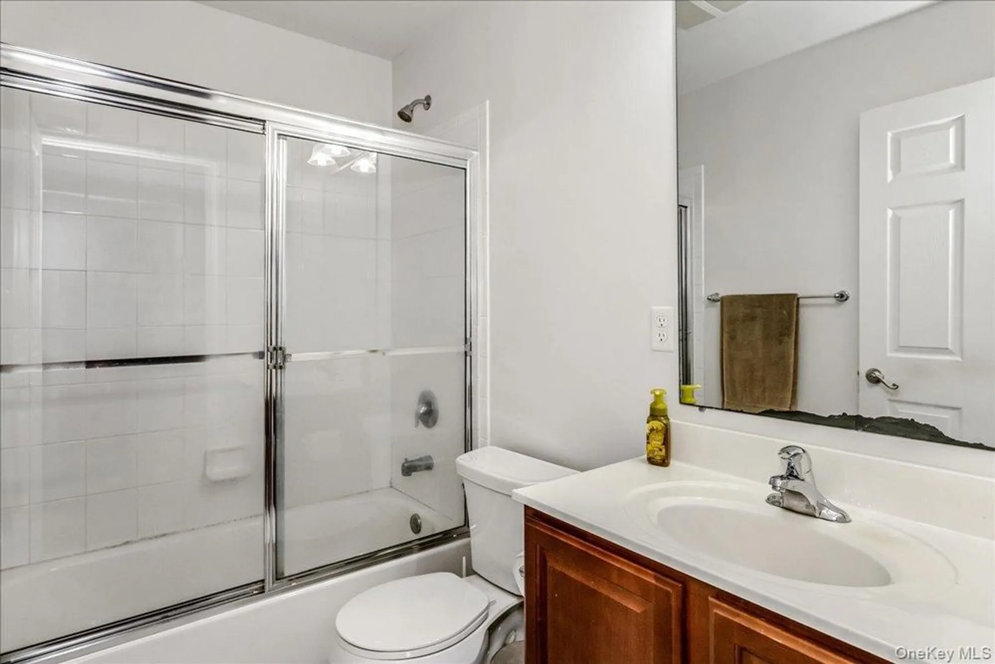 Property Slideshow image 9 of 20 | 802 willow ln uppr level, Valley Stream, NY, 11580