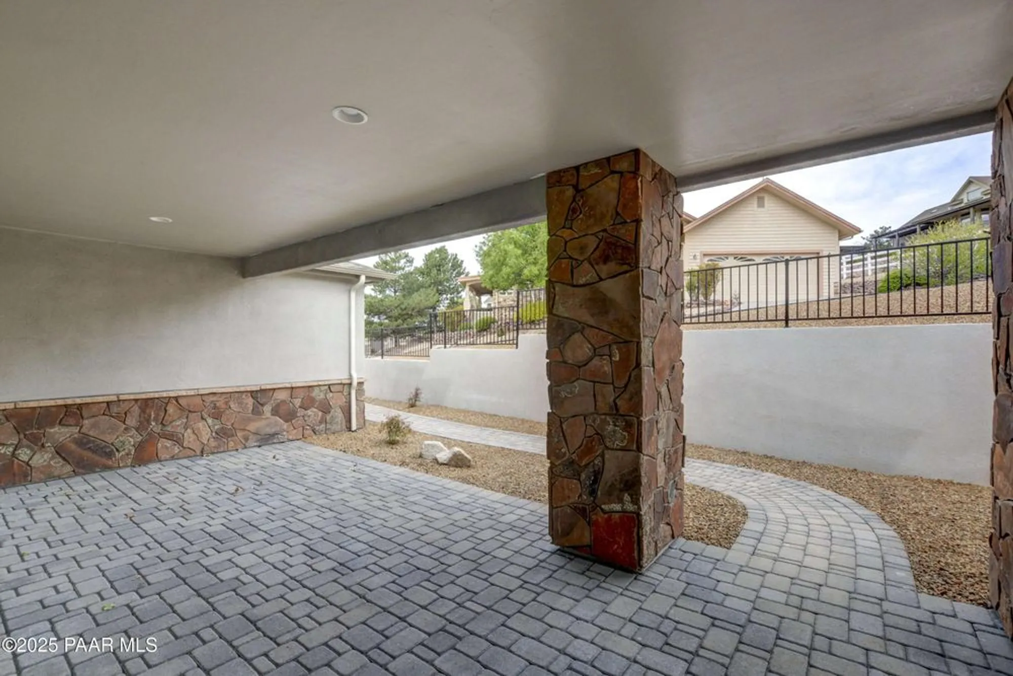 Property Slideshow image 19 of 26 | 212 e smoke tree ln, Prescott, AZ, 86301