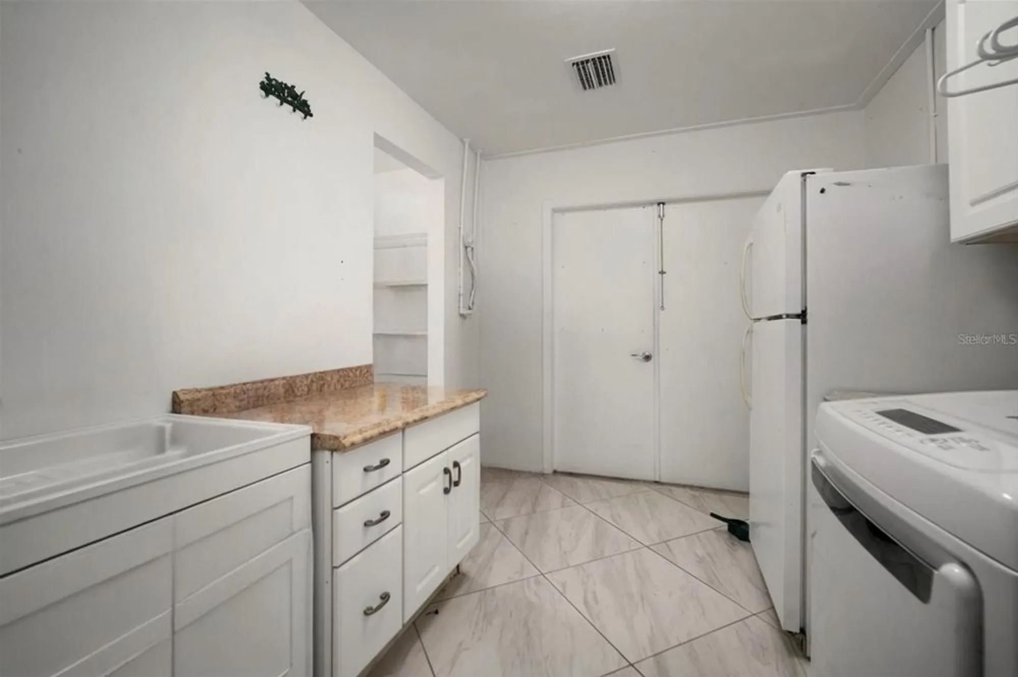 Property Slideshow image 26 of 49 | 609 fox hills dr, Sun City Center, FL, 33573