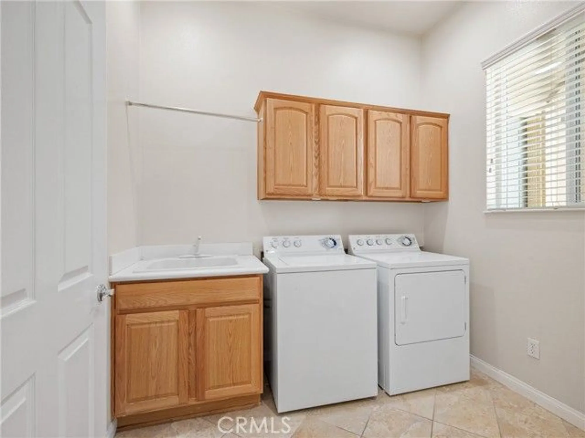 Property Slideshow image 28 of 38 | 19301 galloping hill rd, Apple Valley, CA, 92308