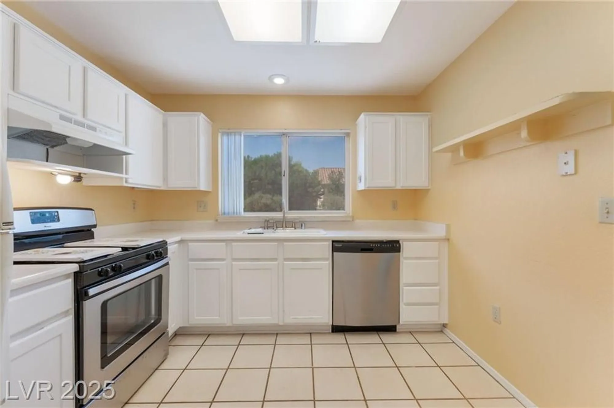 Property Slideshow image 9 of 31 | 2601 desert sands dr, Las Vegas, NV, 89134