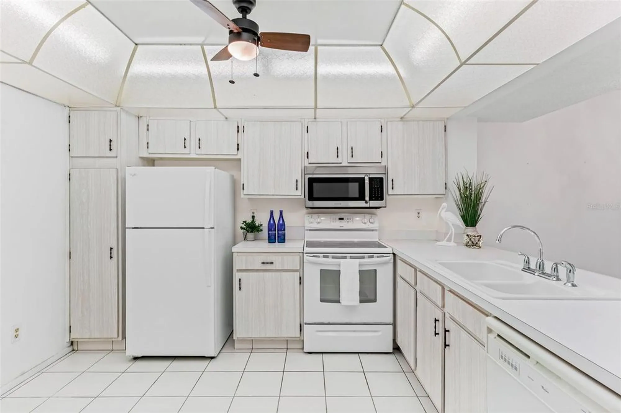 Property Slideshow image 4 of 40 | 14130 rosemary ln apt 5114, Largo, FL, 33774