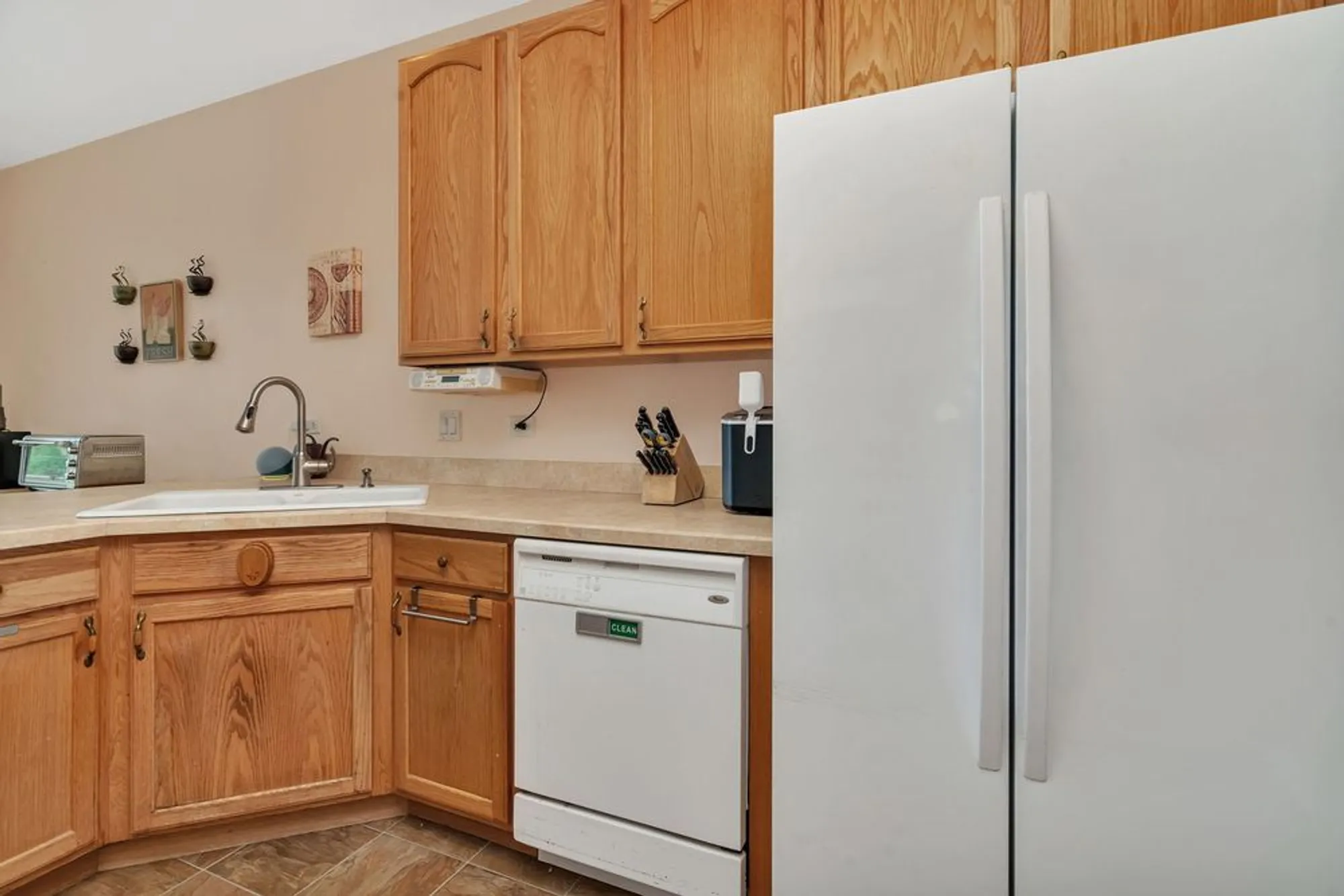 Property Slideshow image 14 of 32 | 21201 lily lake ln, Crest Hill, IL, 60403