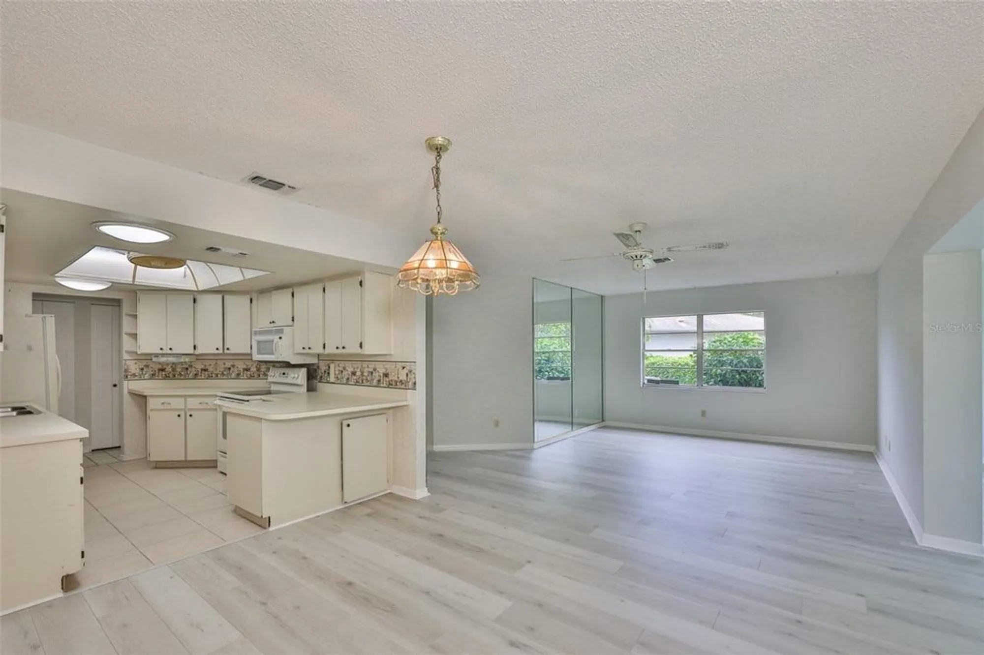 Property Slideshow image 14 of 45 | 2026 hawkhurst cir, Sun City Center, FL, 33573