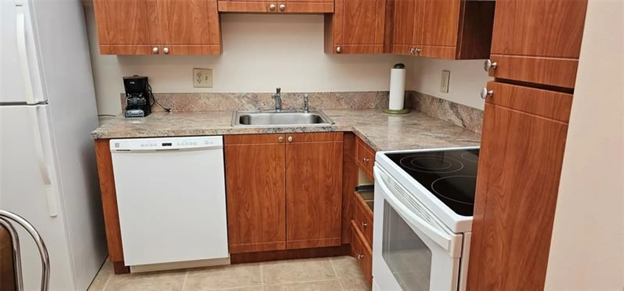 Property Slideshow image 11 of 30 | 1000 saint charles pl 220, Pembroke Pines, FL, 33026