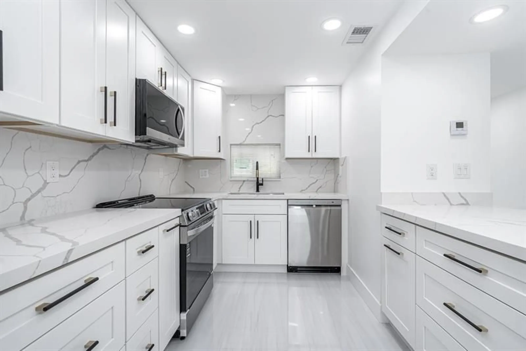 Property Slideshow image 11 of 61 | 9811 n hollybrook lake dr 308, Pembroke Pines, FL, 33025