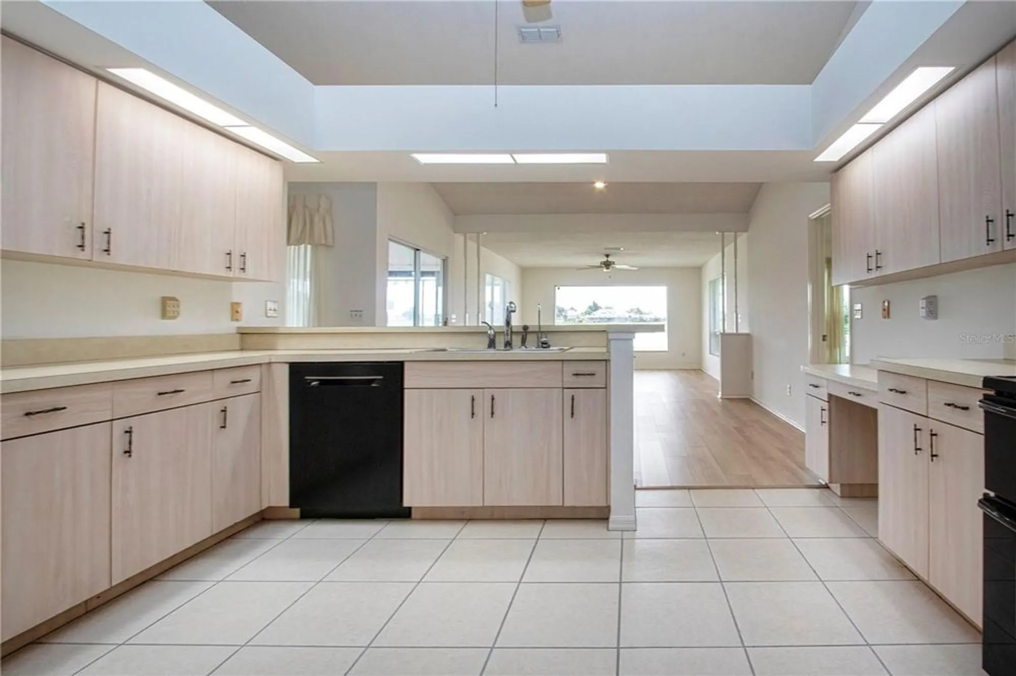 Property Slideshow image 25 of 60 | 2016 new bedford dr, Sun City Center, FL, 33573