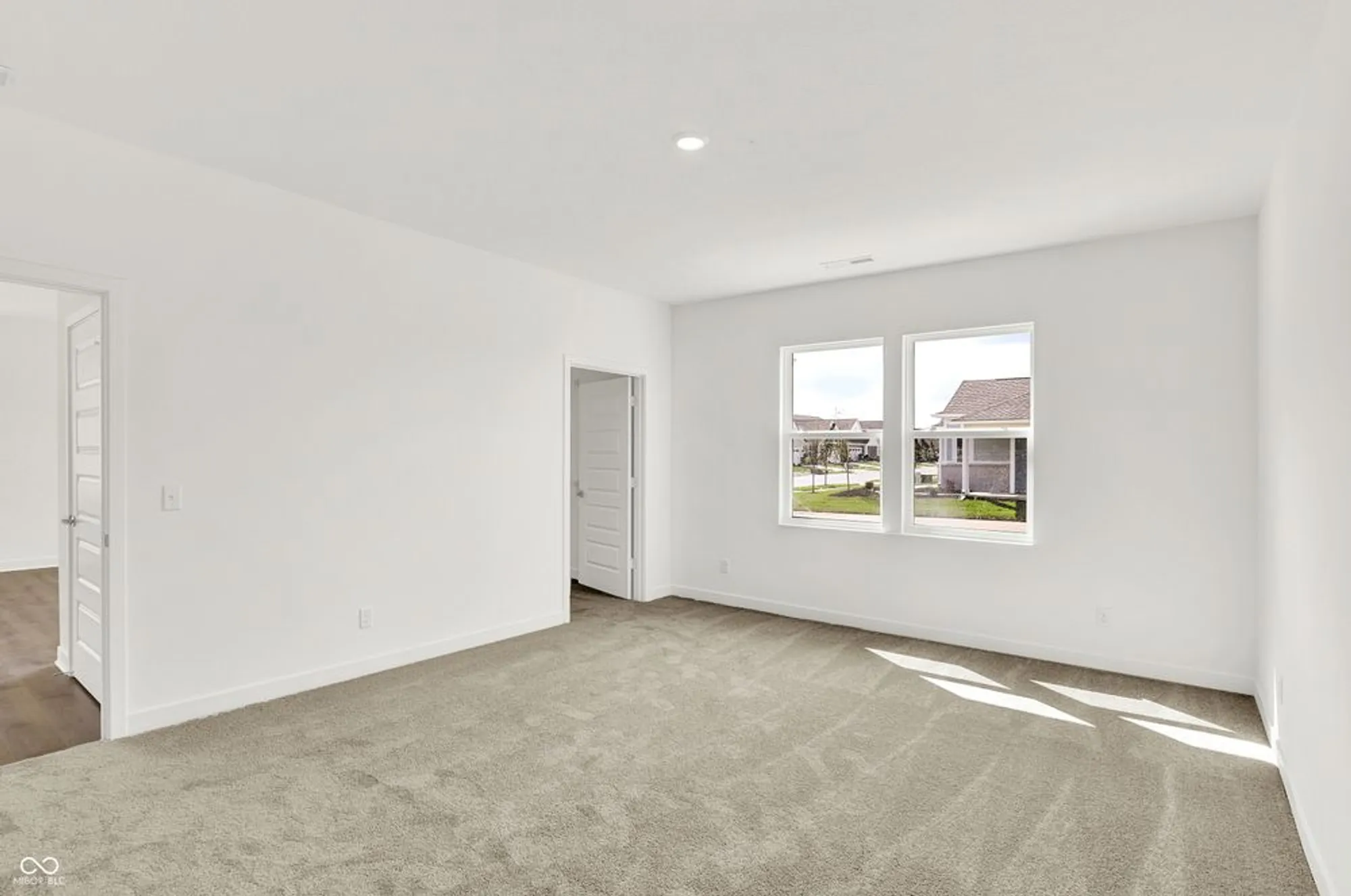 Property Slideshow image 24 of 44 | 5363 foxley park ln, Avon, IN, 46123