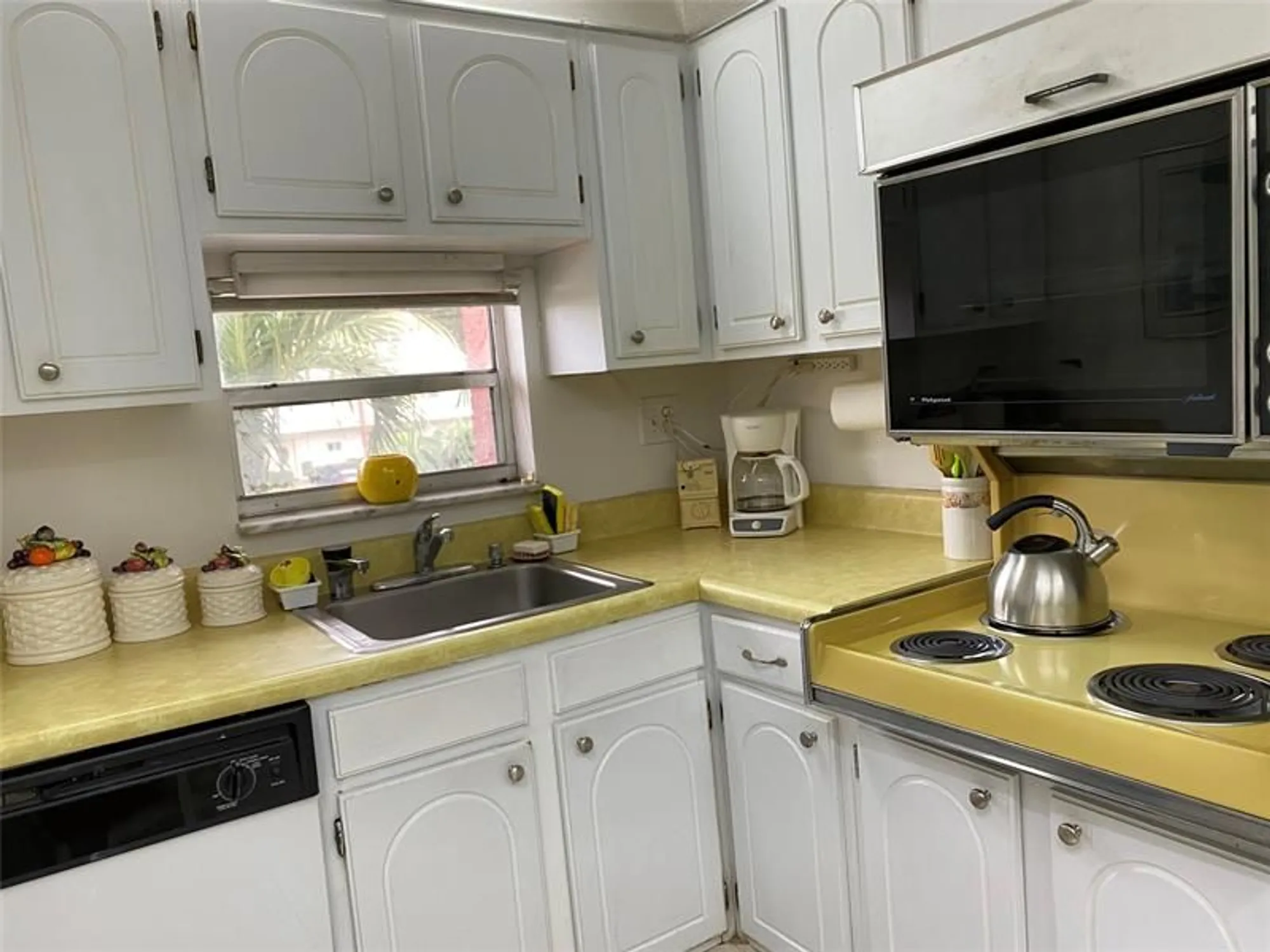 Property Slideshow image 8 of 20 | 811 s hollybrook dr 203, Pembroke Pines, FL, 33025