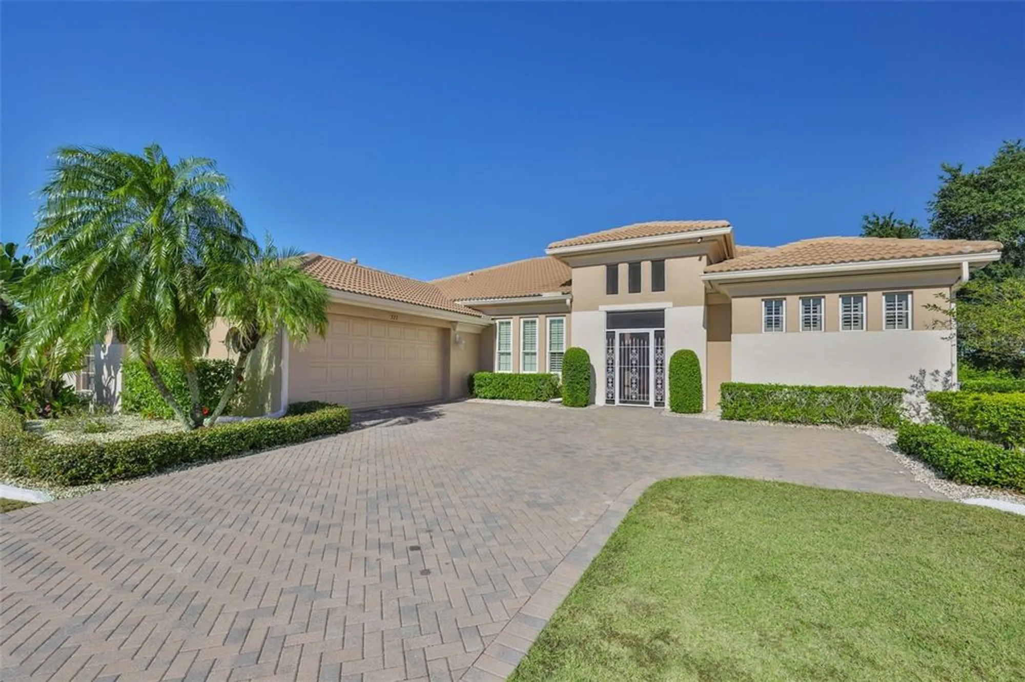 Property Slideshow image 4 of 48 | 327 noble faire dr, Sun City Center, FL, 33573