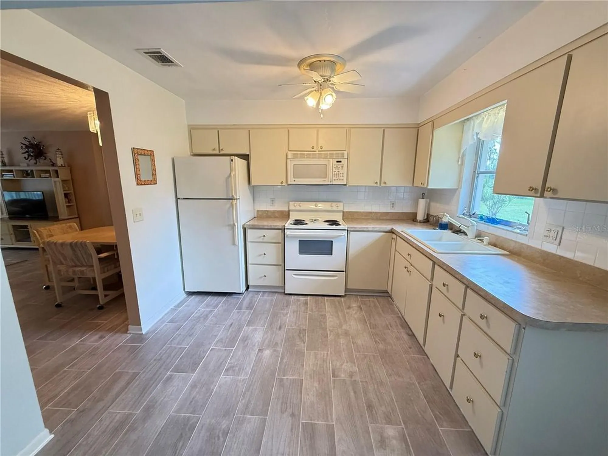 Property Slideshow image 8 of 42 | 8215 burgundy dr n # 8215, Pinellas Park, FL, 33781