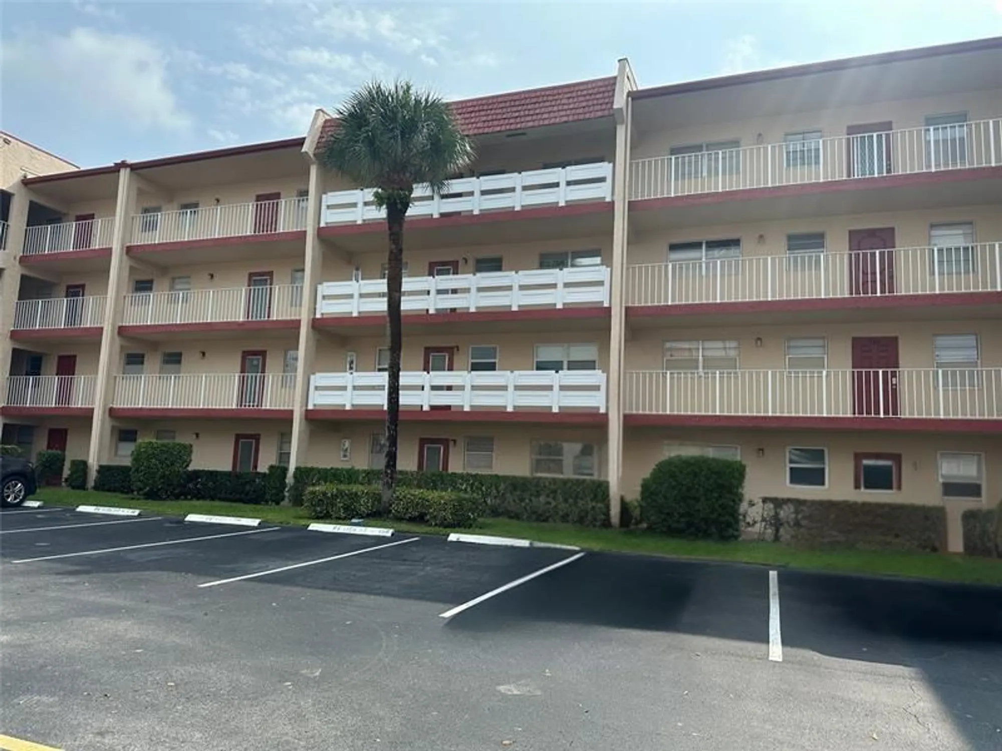 Property Slideshow image 12 of 17 | 1015 country club dr 307, Margate, FL, 33063