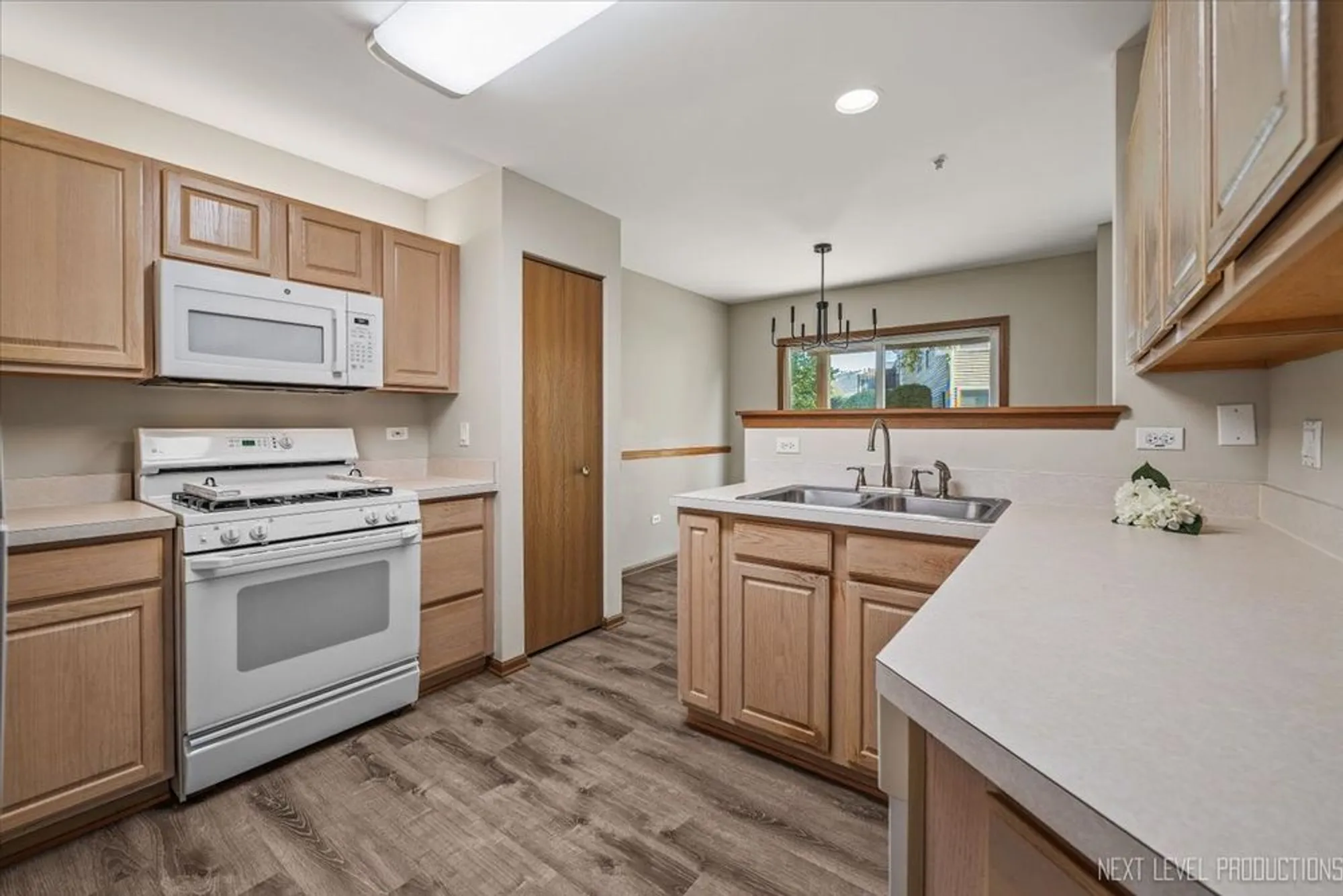 Property Slideshow image 8 of 39 | 13865 s balsam ln d, Plainfield, IL, 60544