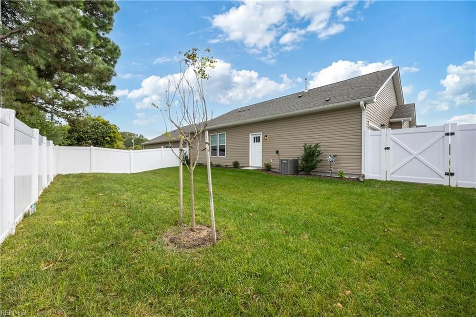 Property Slideshow image 27 of 39 | 221 richmond ave, Smithfield, VA, 23430