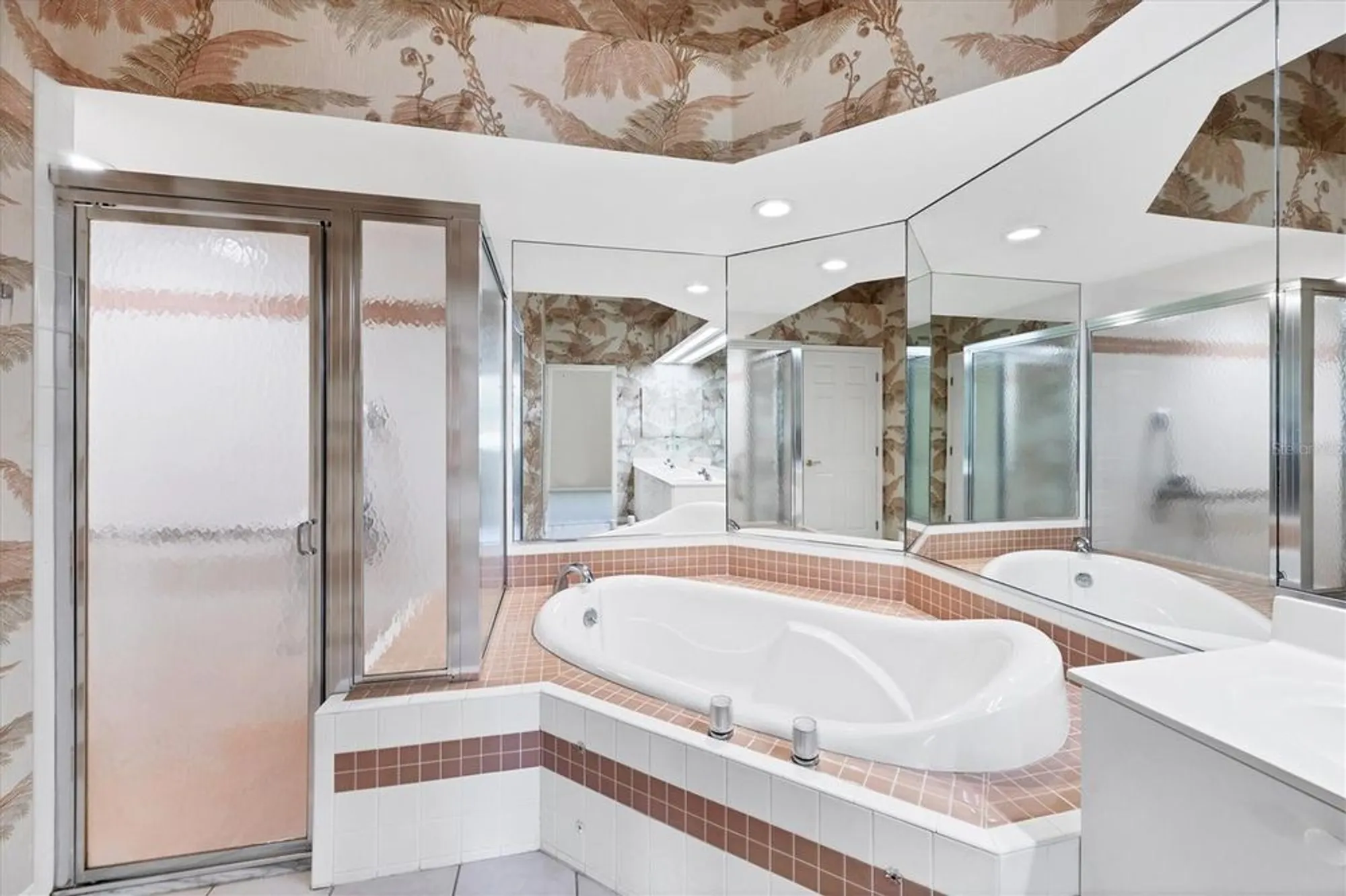 Property Slideshow image 20 of 55 | 6222 country club way, Sarasota, FL, 34243